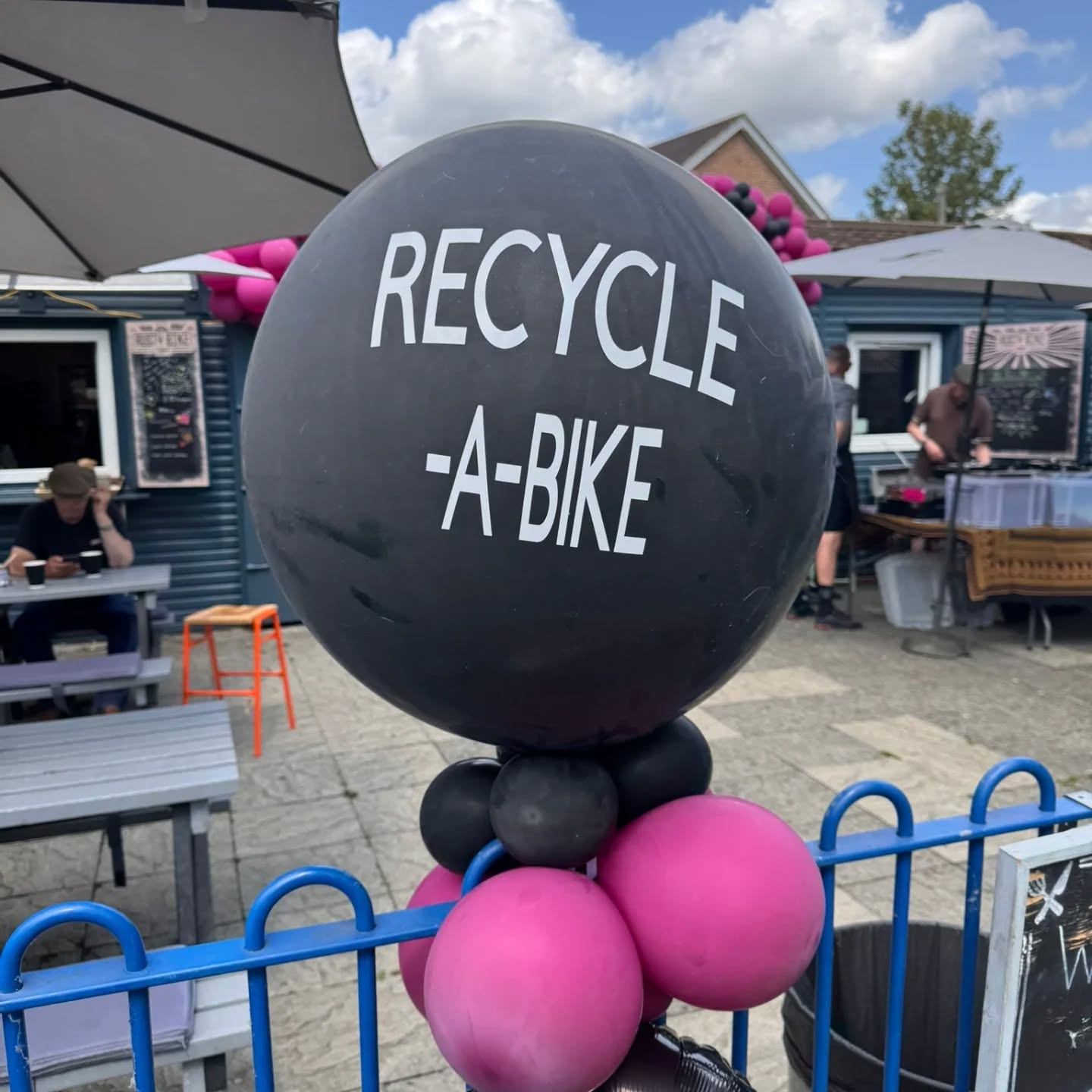 What a day indeed! Massive thank you to all that came down today to help us celebrate our 10 year celebrations, lots of bikes, gravel riding, face painting, cakes, strawberries ice cream, but most of all, lots of happy faces 😊
#konabikesuk #sundayshambles #djpapamax #londonfacepaints #therustybikecafe
