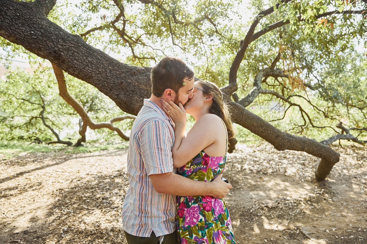 A sweet surprise proposal under a Texas oak tree.🌳💍🍃✨
The breeze, the sunlight, the smiles,it felt like a scene from a movie.
With everything going on in the world, moments like this feel even more special.
Wishing for more peaceful, joy-filled days for everyone.
#proposalphotography #proposalphotographer #proposeday #austinphotographer #austinlifestylephotographer #liveoak