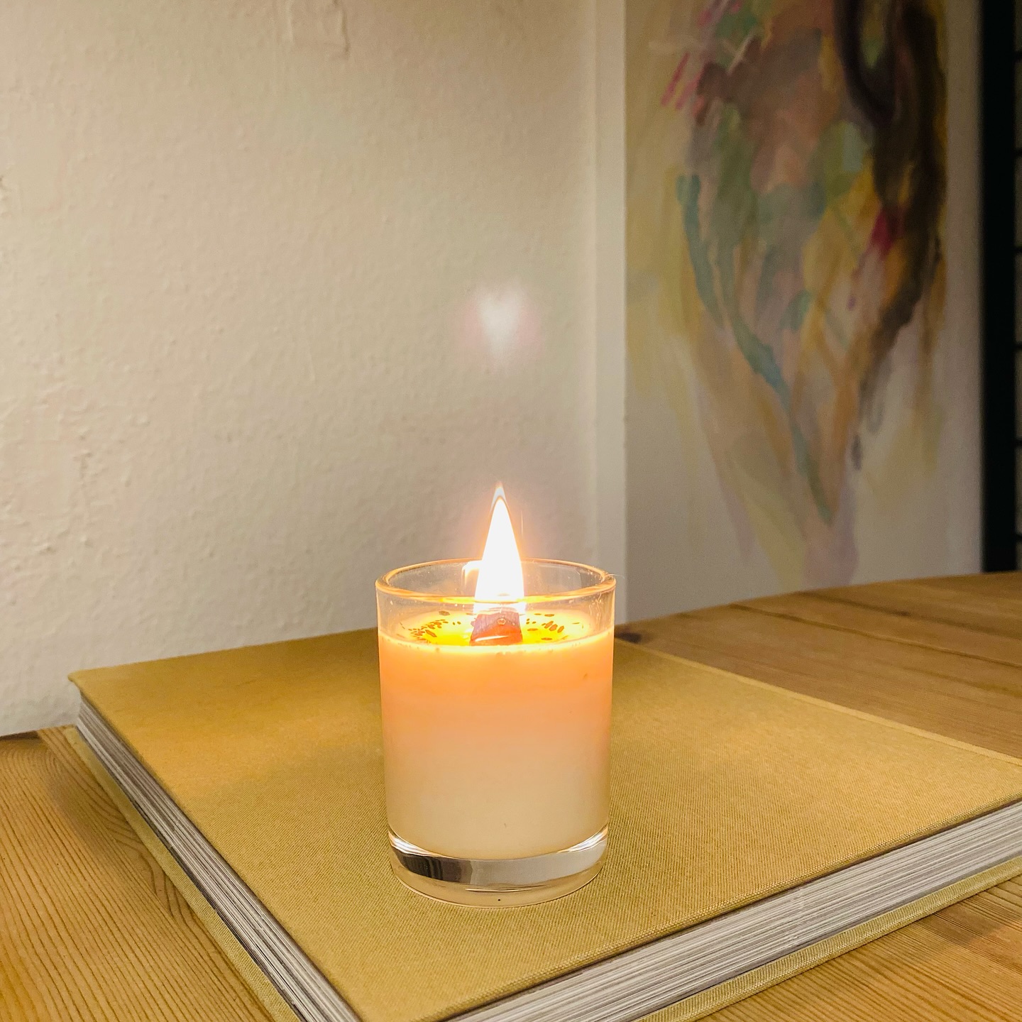 Happy Solstice🌞
Today, the sun pauses. And so do we.
At the peak of light, we honour the turning point.
We light a flame – not just to illuminate,
but to transform.
To give thanks.
To release what has been.
To invite what is quietly becoming.
Each flame carries a moment of presence –a breath, a blessing, a reminder:
the brightest light often begins within.
With love,
Ana 💚
#solstice #sonnenwende #arnacandles