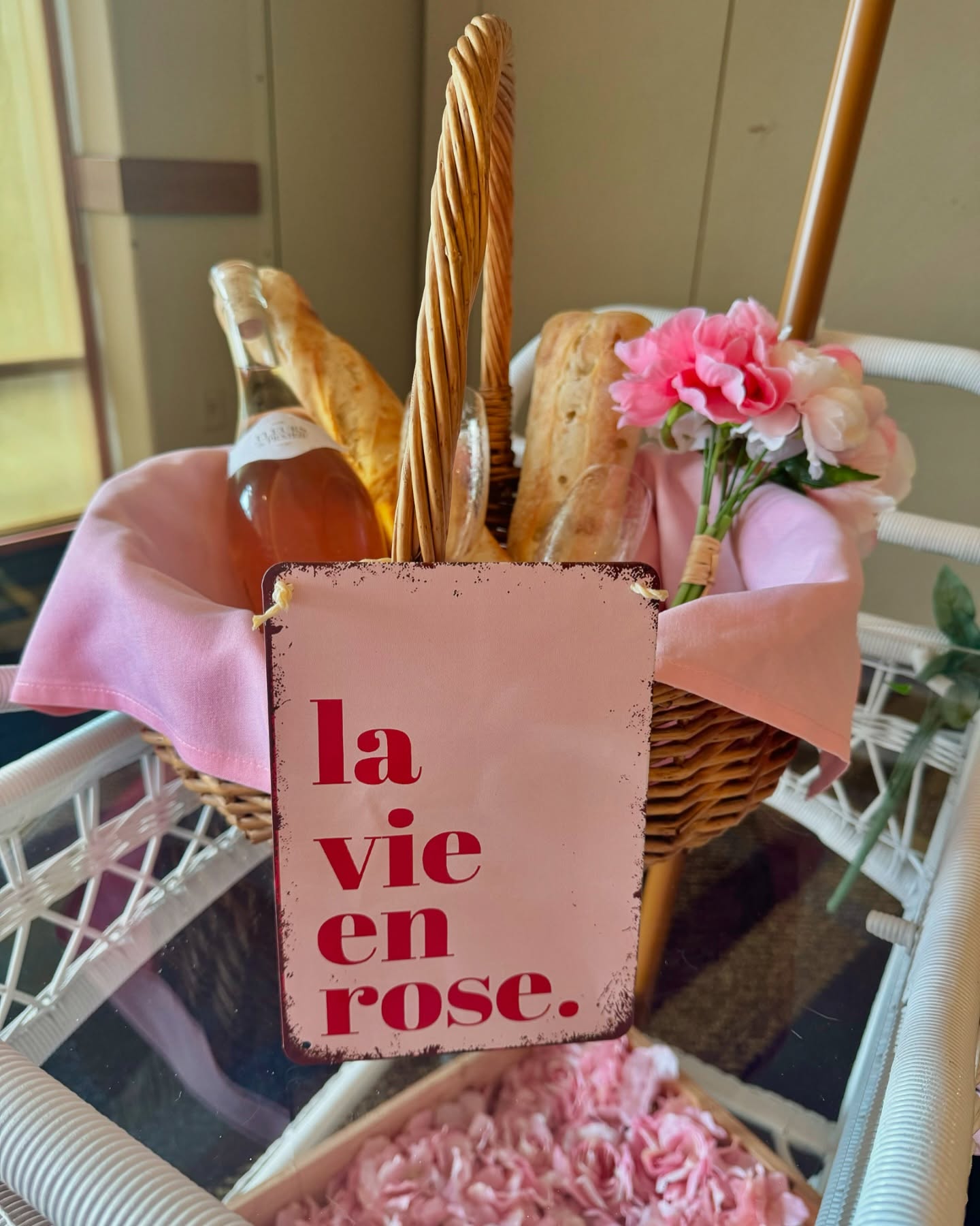 From Plant Boutique to La Vie en Rose, what a week! 💕 With sparkly pinks and a repurposed Parisian cart (oui, baguettes included), our June Luncheon was full of charm.
Members arrived early to support the Experiences Fundraiser, merci to all who signed up!
Many thanks to co-chairs Tish Camp & Susie Armstrong and their committee for every beautiful detail ✨ especially those in-demand handbag centerpieces! 😎👜🌸🎟️