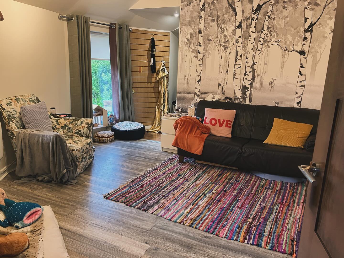 Finding safety and a place to rest from the moment you come through the door…#creativetherapy #hope #transformation #warmth #rest #space #time #insideoutsidetherapy #playtherapy #adolescentmentalhealth #childmentalhealth #familywellbeing #parentmentalhealth #scotland #glasgow #stirlingshire #killearn