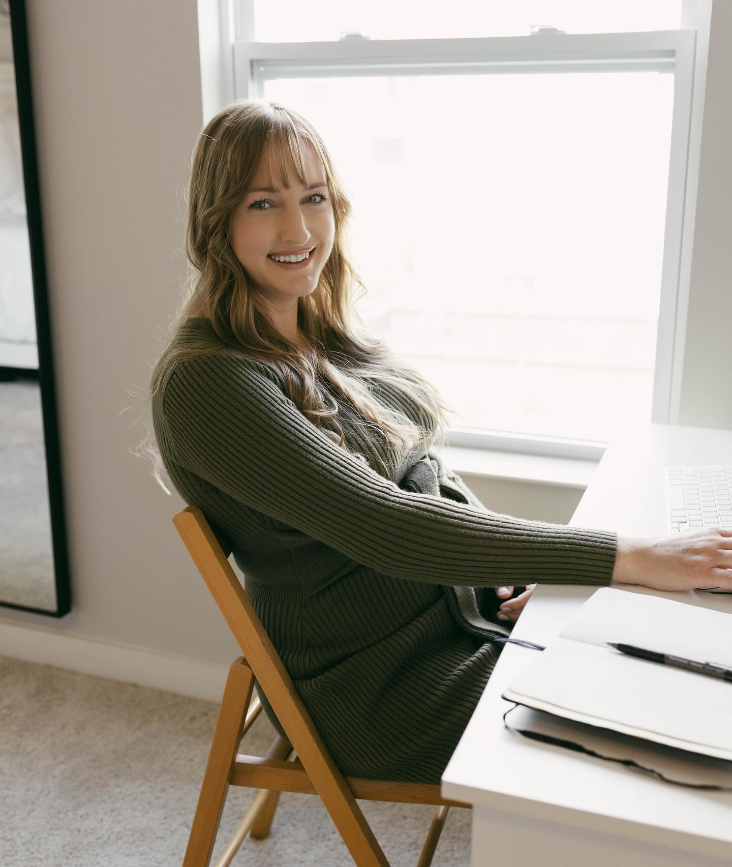 This is the desk I write my novel at.
It’s also the desk where I painstakingly created my website.
Please go check it out and make the hours of agony worth it 😆🙏🏼
All jokes aside, though, I’m so happy! And excited to share my first blog entry soon! ✨
📷 @tayleighphoto
