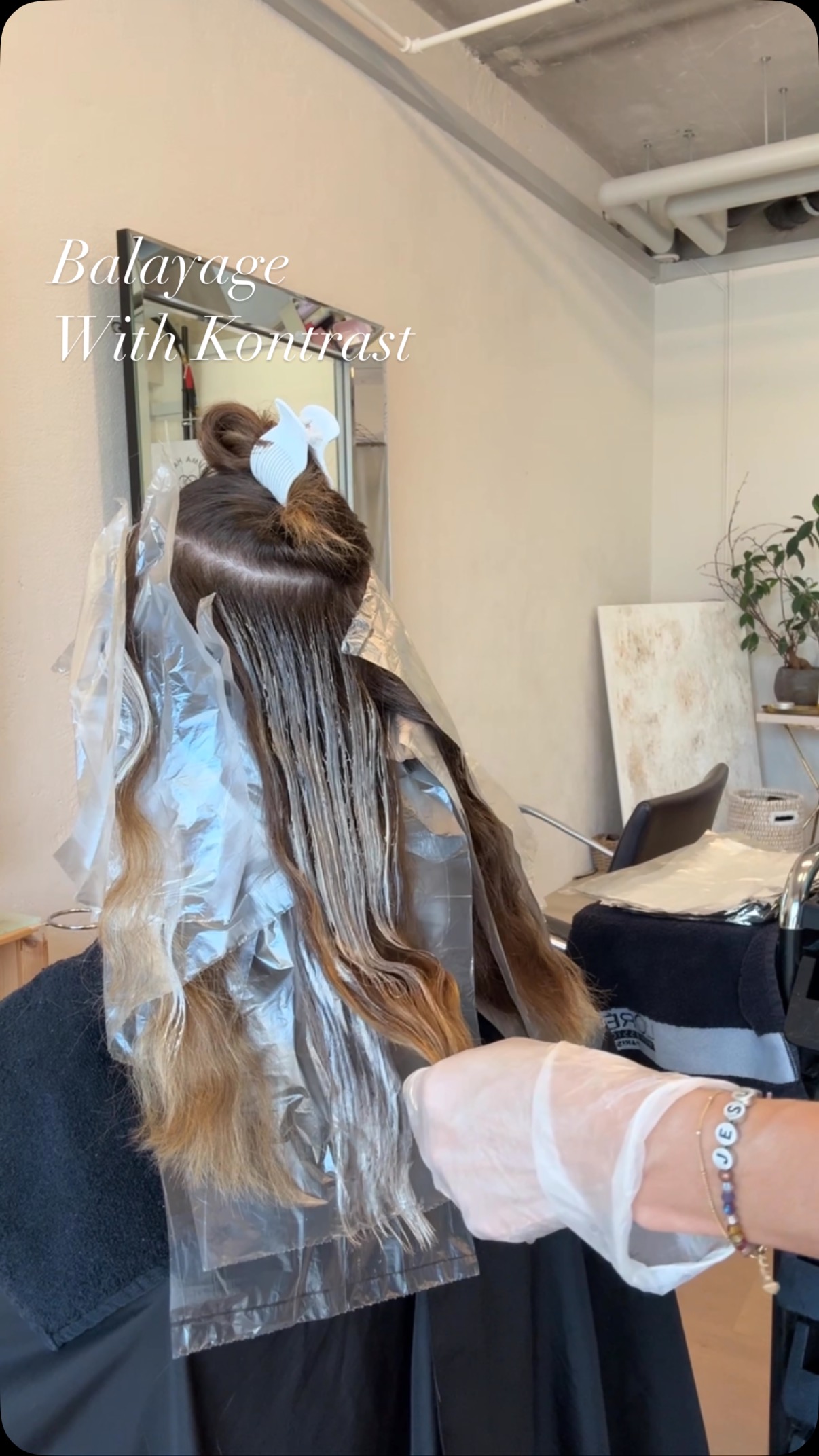 Heute mal wieder ein Balayage und ich liebe den Effekt diese Dimensionen einfach genial.
Gearbeitet habe ich mit den Produkten von @originalmineral @originalmineralswitzerland
Bei @pelosi_labels_distribution
#balayage #balayageartists #balayagezürich #balayagezurich #balayageswitzerland #balayageswiss #haarefärben #hairstyle #schönehaare #langehaare #gewelltehaare #lzurich #zürichsee #zürichoberland #uster #ustercoiffeur #ustercity #coiffureuster #dubischvouster