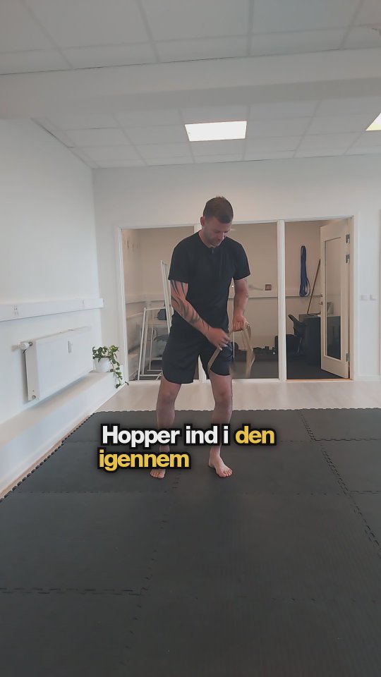 Har du lavet releasen for at skabe mere potentiale?
Og har du kunnet mærke noget ? 😃
Efter at have arbejdet med "releasen" på det område, som giver os en følelse af mere bevægelsesfrihed, mobilitet, og bringer mere ilt og væske til området.🫡⬇️
Kan vi begynde at arbejde med positionen af vores bækken og hoften, for at skabe mere indad rotation, som bliver brugt til at skabe kraft. Og stabilisere vores bækken.
Det er en meget vigtig del af vores gait-funktion, som der kommer mere om senere.🎯
Sådan gør du !👨🔧
1. Brug en elastik som er behageligt at have om kroppen.
2. Vikle elastikken som det er forklaret i videoen.
3. Sørg for en god neutral kropsholdning, rolig vejrtrækning.
4. Når vejrtrækning blive rolig vil dit system bedre modtage den nye input
5. Kom i din lunge position
6. Stabilisere hoften og bækken, og skaber noget indadrotation i hoften.
7. Brug gerne 3 x 1 min I position, med 30 sek pause.
Det genskaber bevægelsesmuligheder du måske ikke har brugt i en lang periode. Som tidligere nævnt en meget vigtig del af din gait cyklus.
På Søndag arbejde vi videre på den sidste del 👌
#biomekanik #funktioneltræning #århus #holisticcoaching #breathing #rotation #hofter #myofascialrelease #performance #tensegrity