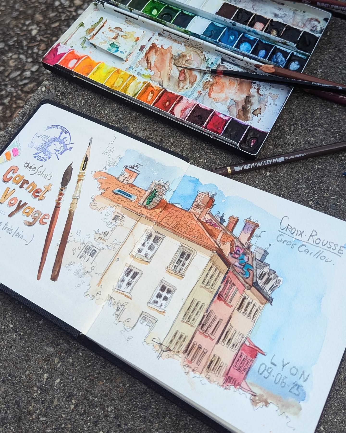 Allez je finis de vous partager mes petits croquis @usklyon du week-end dernier !
Je me suis posé vers le gros Caillou à Croix Rousse pour dessiner un peu les immeubles qui doivent avoir une vue magnifique sur Lyon 🌇 (ou sur le gros Caillou 🪨... une chance sur deux 😅).
Toutes ces archi, ça me sort un peu de ma zone de confort mais ça ne fait pas de mal ! 🙂