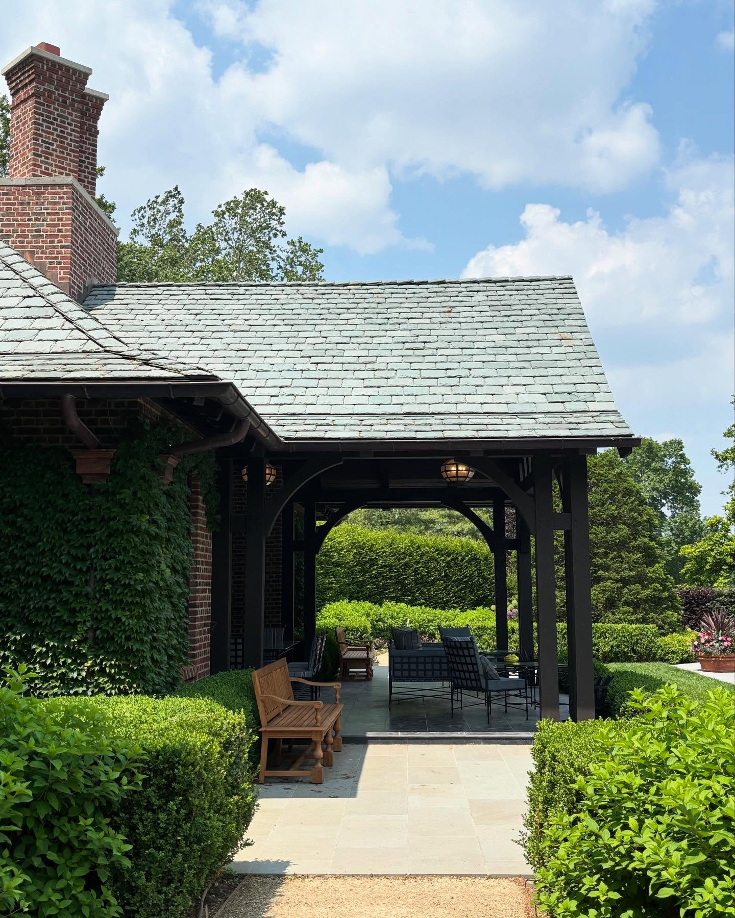 This Summer House we completed a couple years ago just received a few finishing touches and is ready for everyone to dive right in! #summertimeshine #authenticarchitecture #authenticinteriors @urbanelectricco @visualcomfort
@markmetalworks
@barryholmes71