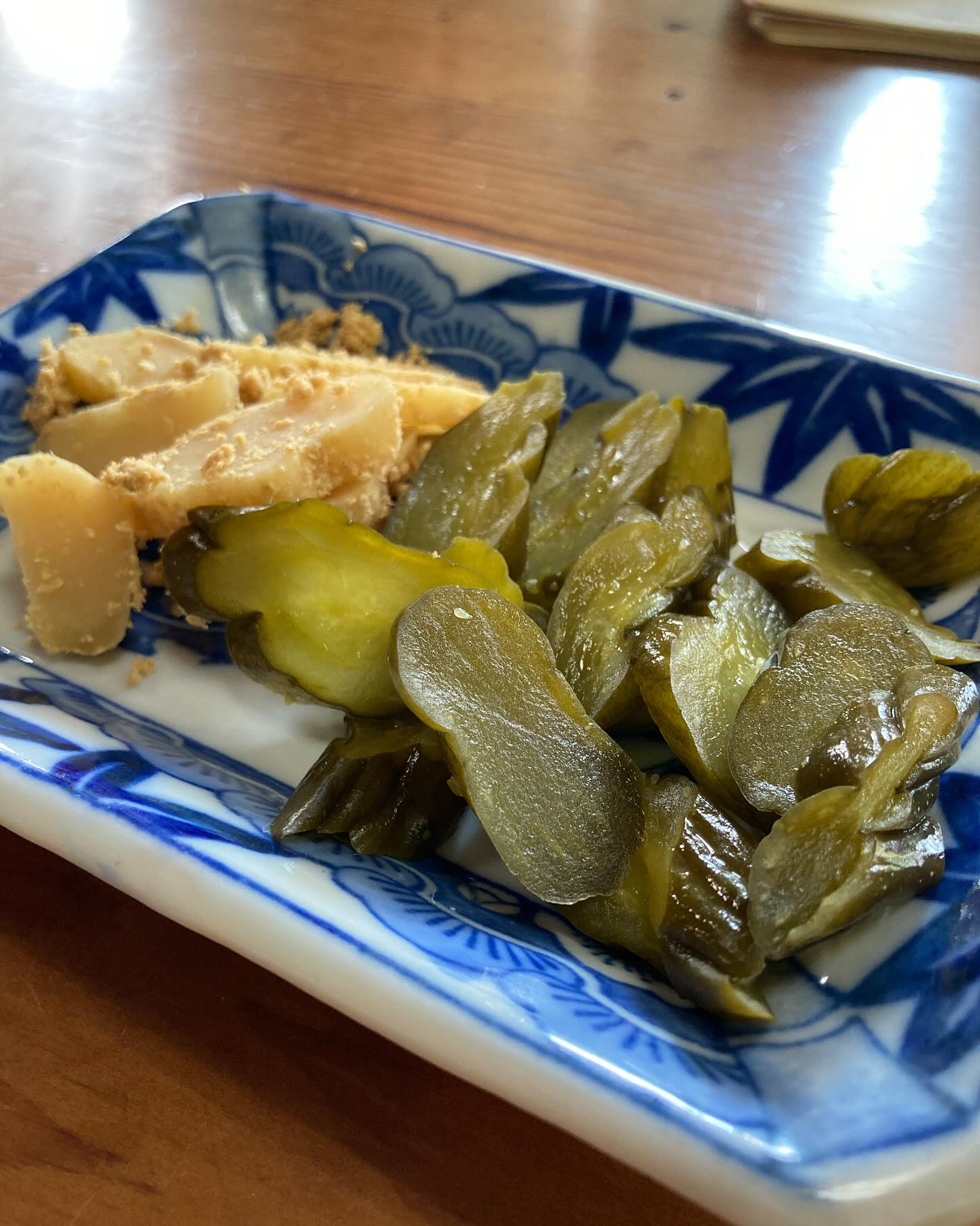 つけものびと中川仁さんの縄文野草しば漬けWSに参加させていただきました😊
そもそも私は小さい頃から漬物が嫌いでした。
たくあんや白菜、シワシワのきゅうり漬などの匂いがダメでした。
そんな私がなぜ漬物を漬けてみようと思ったのか?
友人から中川さんのことを教えてもらったことがきっかけです。
YouTubeを観たら中川さんが「戦後日本の漬物は変わってしまった。乳酸菌発酵の本物の漬物が消えた」と仰っていました。
その時、ふと
「私が嫌いだと思っていたのは添加物まみれの漬物で、本当の漬物じゃなかったのでは?」
「本物の漬物を自分で作ったら、もしかして好きになるかも??」
中川さんのWSは大人気ですぐ満員になるみたいでしたが、ダメ元で主催の川端さんに問い合わせたらなんと、1人分キャンセルがありOK❗️ラッキー❗️千葉県まで樽を積んで走りました。
川端さんの離れに前泊させていただいた翌日。
果たして中川さんのお漬物、おそるおそる
いただくと…
お い し い !!
苦手な匂いも感じません。
大根の糠漬けも美味しくいただきました。
やっぱり、本物の漬物だ。
中川さんが漬物に目覚めるまでのお話しや、
川端さんの美味しいランチ、優しい参加者の皆さんのお陰で楽しく過ごさせていただきました😊
自分で仕込んだ樽を愛車に積んで
須賀川に帰りました。
出来上がるのは2週間後♪
父も一緒に参加してくれて
初めての父娘二人旅。
珍道中もまた思い出になりました😆
#縄文野草しば漬け
#つけものびと
#漬物人
#古民家空間風楽