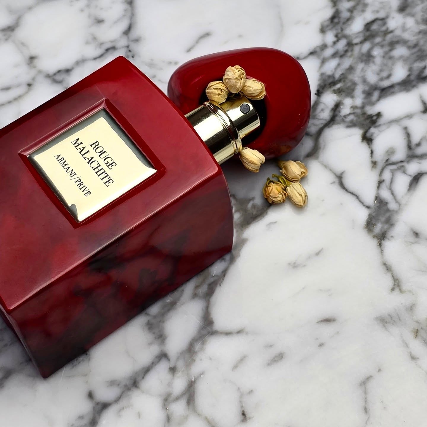 Layer Rouge Malachite with Rehab by Initio and let me know what you think. ❤️ It’s still one of my favorite layering combos and my scent of the day.
.
.
.
.
.
.
Top notes are Tuberose, Pink Pepper and Clary Sage; middle notes are Tuberose, Jasmine Sambac, Ylang-Ylang, Benzoin, Cashmeran and Orange Blossom; base notes are Tuberose and Amber.
.
.
.
.
.
.
.
#perfume #perfumecollection #nicheperfume