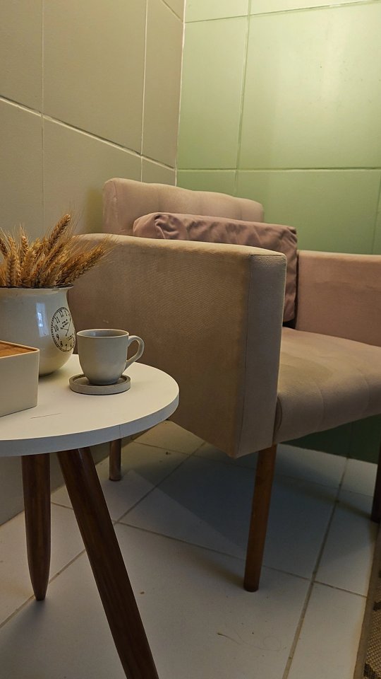 Onde cabem silêncios
Há um lugar onde o tempo desacelera.
Onde o mundo lá fora tira os sapatos,
e a alma, cansada, encontra assento.
Ali, as palavras não são exigidas,
mas esperadas — como quem espera a chuva
numa terra que já se esqueceu do cheiro de água.
É um espaço entre o caos e o cuidado,
onde o invisível é visto com os olhos fechados,
e as feridas não precisam sangrar pra serem notadas.
Nesse canto do mundo, escutar é tocar sem mãos,
e acolher é ficar...
mesmo quando tudo quer partir.
Há um gesto sutil, quase imperceptível,
de quem segura o mundo do outro
sem que ele perceba o peso.
Ali, o silêncio não é ausência.
É presença inteira, é gesto inteiro.
É o lugar onde a dor se senta,
e não é julgada por ter vindo.