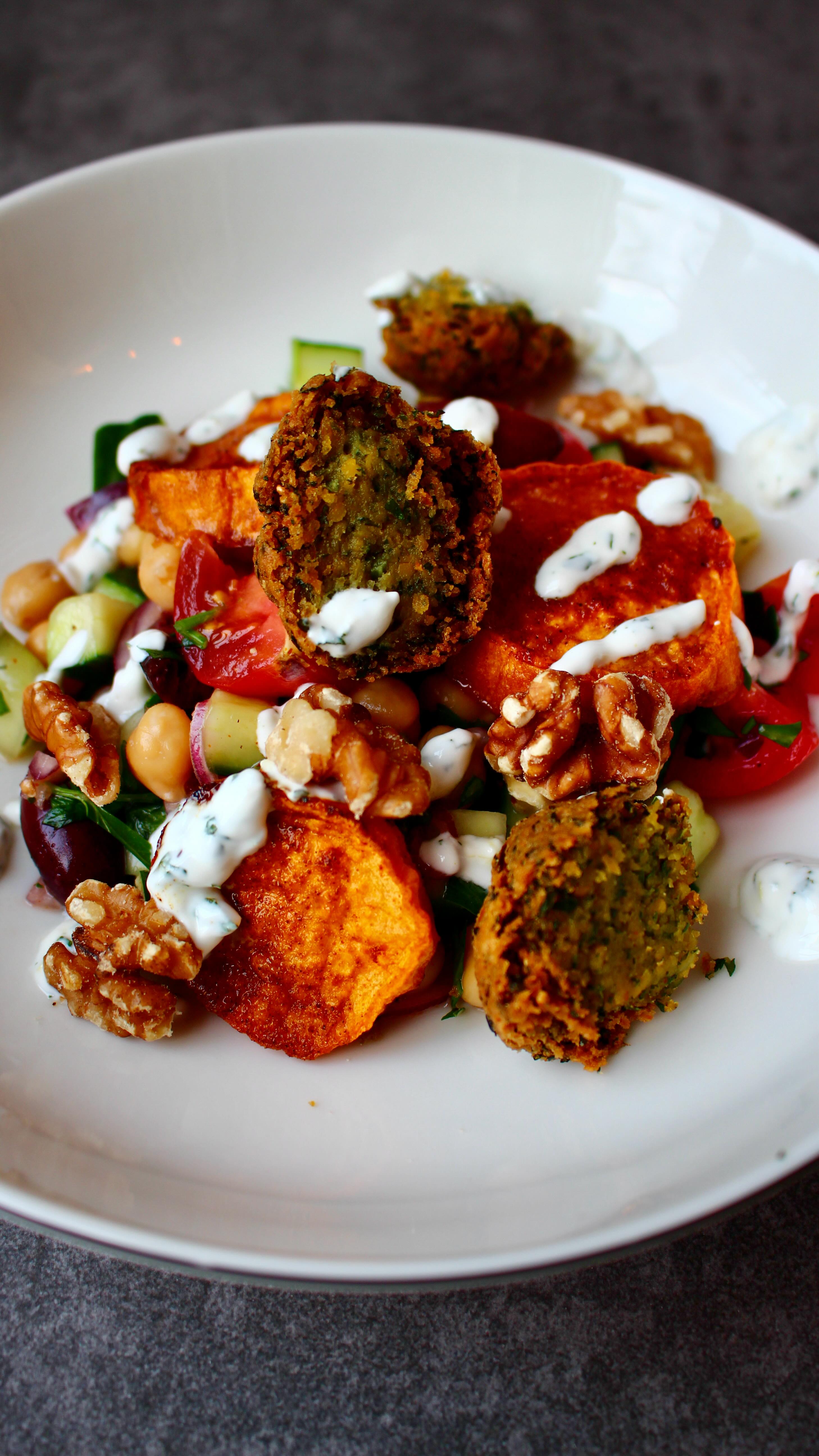 🌱 Vegan Protein Power: Light Chickpea Salad with Crispy-Spiced Falafel & Roasted Sweet Potato 🧆🍠🥗
Fuel your day with flavor, crunch, and plant-based goodness! 💥🌿
#vegetariana #veganblogger #veganfit #chickpeasalad #veganlovers #veganrecepies #vegan #falafel #veganfood #veganlife #veganfoodshare #veganrecipes #veganlifestyle #vegancommunity #veganfoodie #veganpower #veganday #veganstreetfood #veganbowl #veganvibes #veganfoods #veganblog #veganmealprep #plantbasedvegan #veganideas #veganfoodblogger #eatvegan #foodforflexitarians