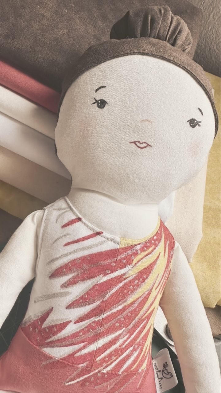 Anoche volví a empezar.
La muñeca ya estaba lista… pero algo en mí no lo estaba.
No era ella. No la sentía.
Y a veces, aunque duela, hay que soltar incluso lo que parece terminado.
No por perfeccionismo,
sino por fidelidad a lo que el alma susurra.
Me acosté a las 3 a. m. con las manos cansadas
y el corazón tranquilo.
Hoy sí.
Hoy Polina nació como tenía que ser.
Y al verla, lo supe:
Ahora sí es ella.
#creacionesconalma #slowmade #muñecashechasamano #artesanaemocional #handmadewithlove #reelconhistoria #muñecasartisticas #tweettweetartesanal