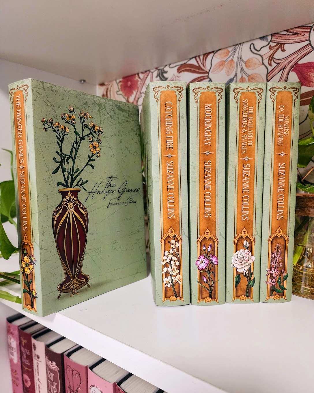 We're so excited to now have our Hunger Games Dust Jacket Set available for purchase via our Etsy!
We will continue adding sizes of different editions to our catalogue, so message us if you can't see your size in our listing. We will also be adding the new paperback sizings of SOTR when they become available.