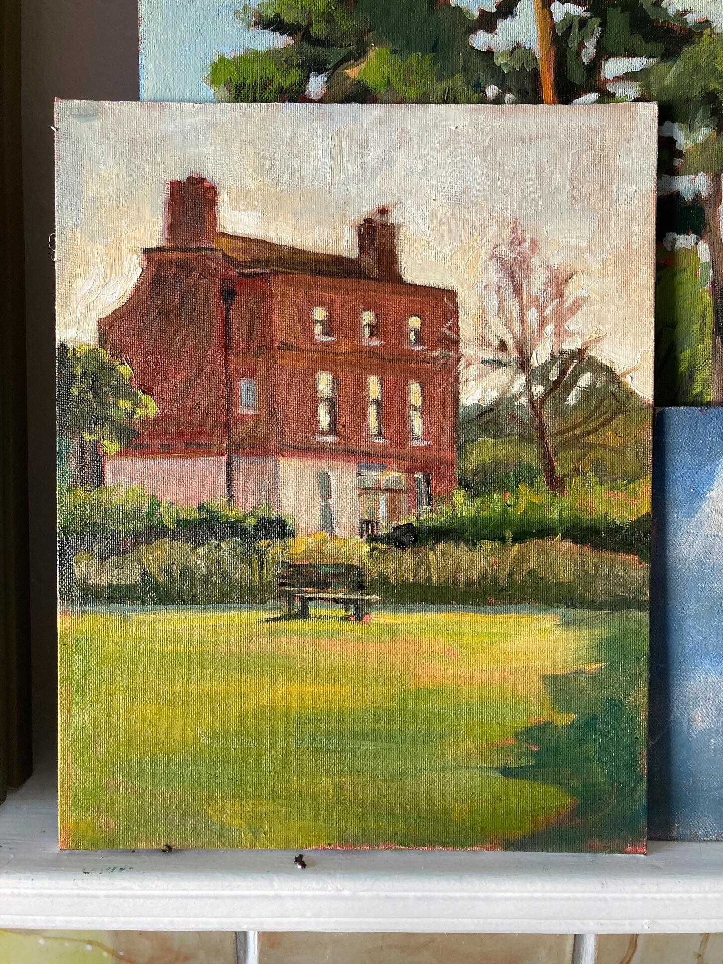 I’ve spent the last few early evening’s painting trying to capture the low light and staying slightly cooler. This is a lovely house near Kingston fields - a park in Woodbridge. An archaeologist came up to tell me that the whole place was covered in water in the Anglo Saxon times. The house here now used to own lots of the land but have this bit to the community as a playing field for locals. I was hoping to capture someone sitting on the bench but no one came while I was painting sadly.
#kingstonfields #woodbridge #pleinair #pleinairepainter #paintingoutside #suffolkartist #woodbridge #eveninglight #sunnydays #georgianhouse #summerpainting #parkpainting