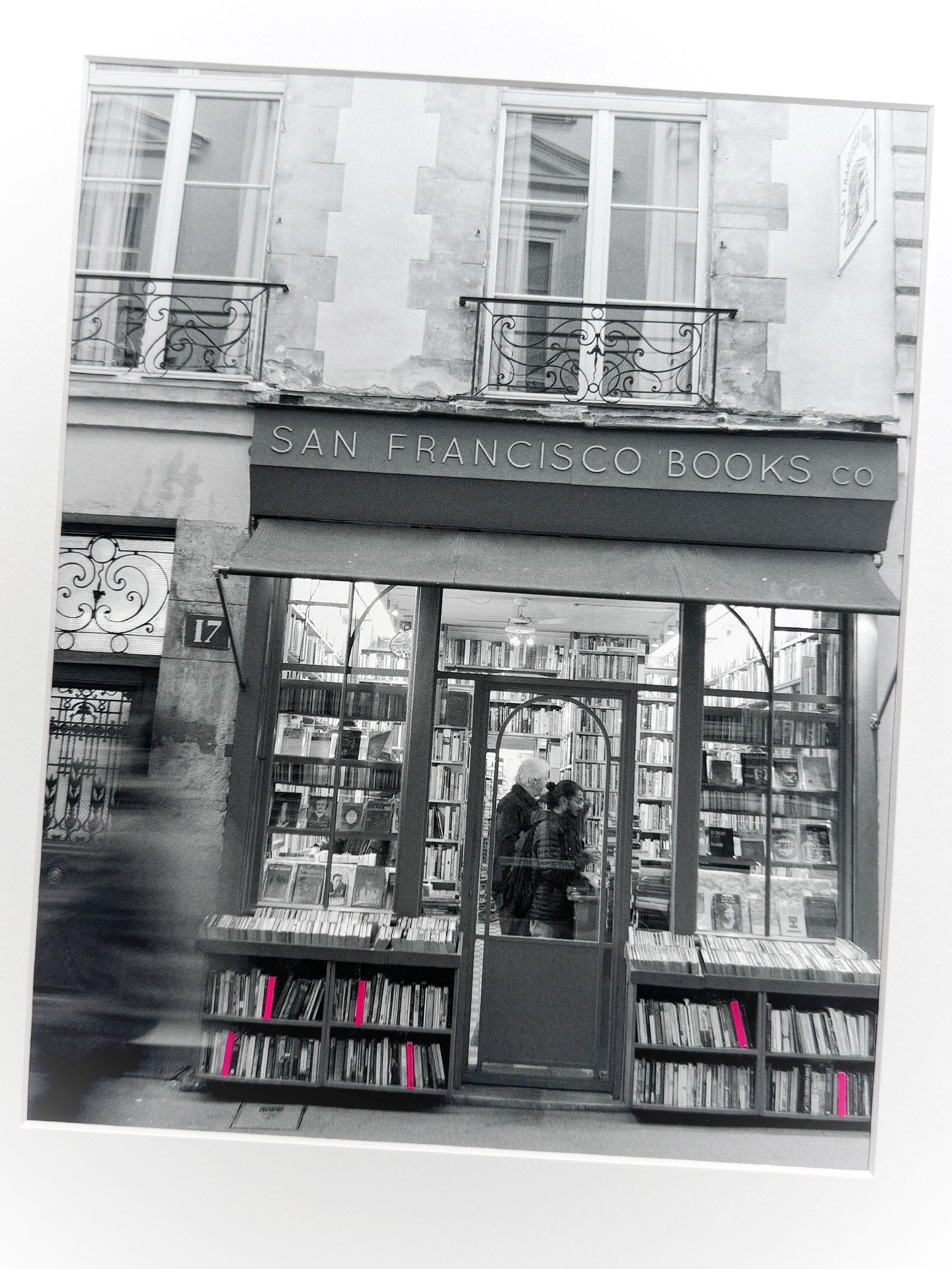 A lovely moment from my last event… this piece found its perfect match. A woman visiting from San Francisco saw my Paris bookstore prints and lit up when I showed her this one: San Francisco Books Co., tucked away in the heart of Paris. I’d just finished it the day before. She said it felt meant to be, and carried it all the way home on her flight.
Each pink book is hand-painted, giving this monochrome moment a little spark of joy and originality.
.
.
.
.
.
#kpmphotoart #blackandwhitephotography #parisbookstore #sanfranciscobooks #travelphotography #minimalistart #fineartprint #pinkdetails #photographyart #bookloversparadise #handpaintedart #artforsale #artiststory #womanownedbusiness #parisphoto #bookshoplove