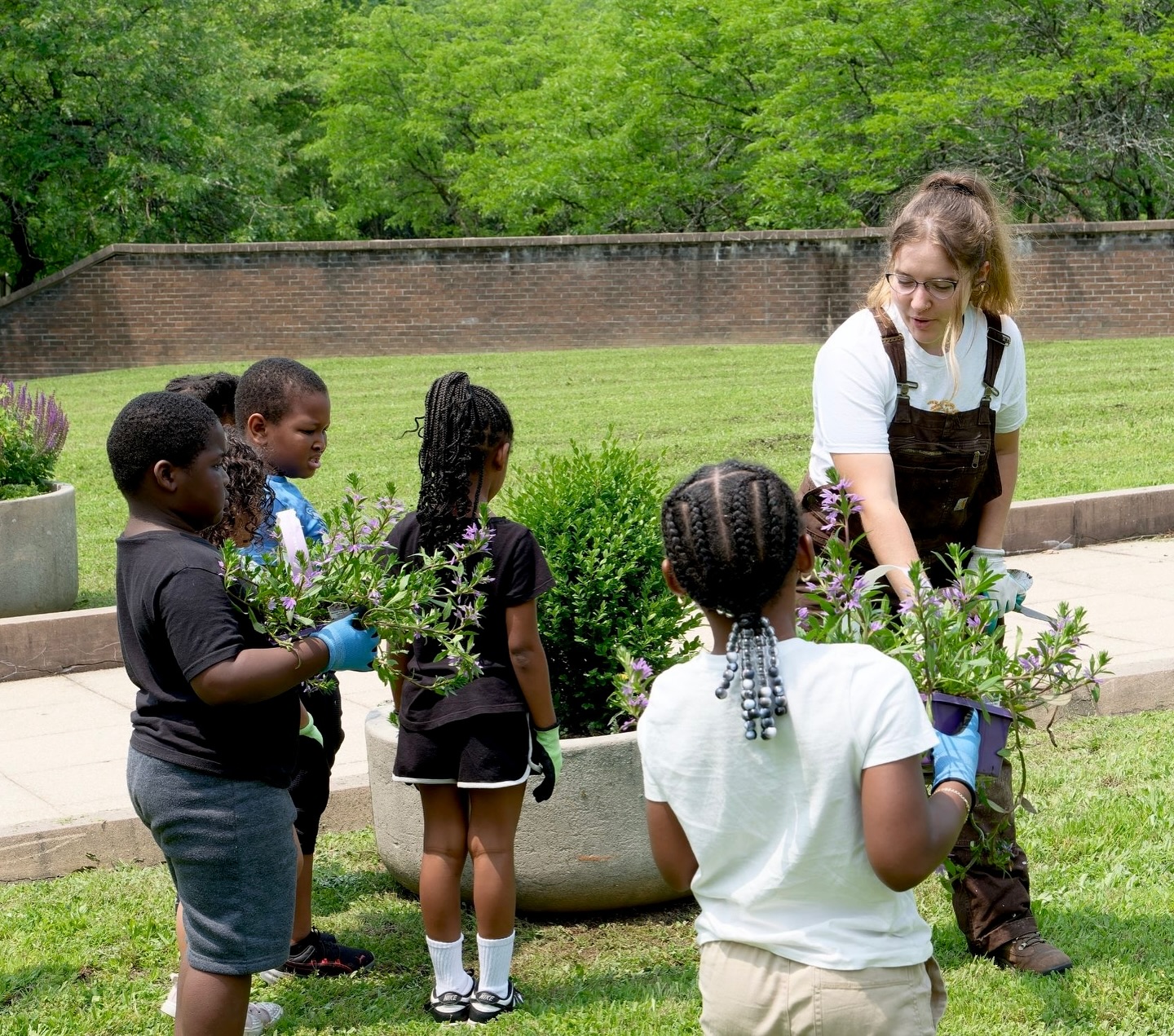 We spent the day planting in the @cityofpoughkeepsie—learning about environmental stewardship and taking care of the community with eachother. This is what it’s all about: reconnecting with the earth, appreciating her gifts, and remembering that we are part of something much bigger 🐝🌱🌎
Photographs by Onaje Benjamin @ujamaastudio