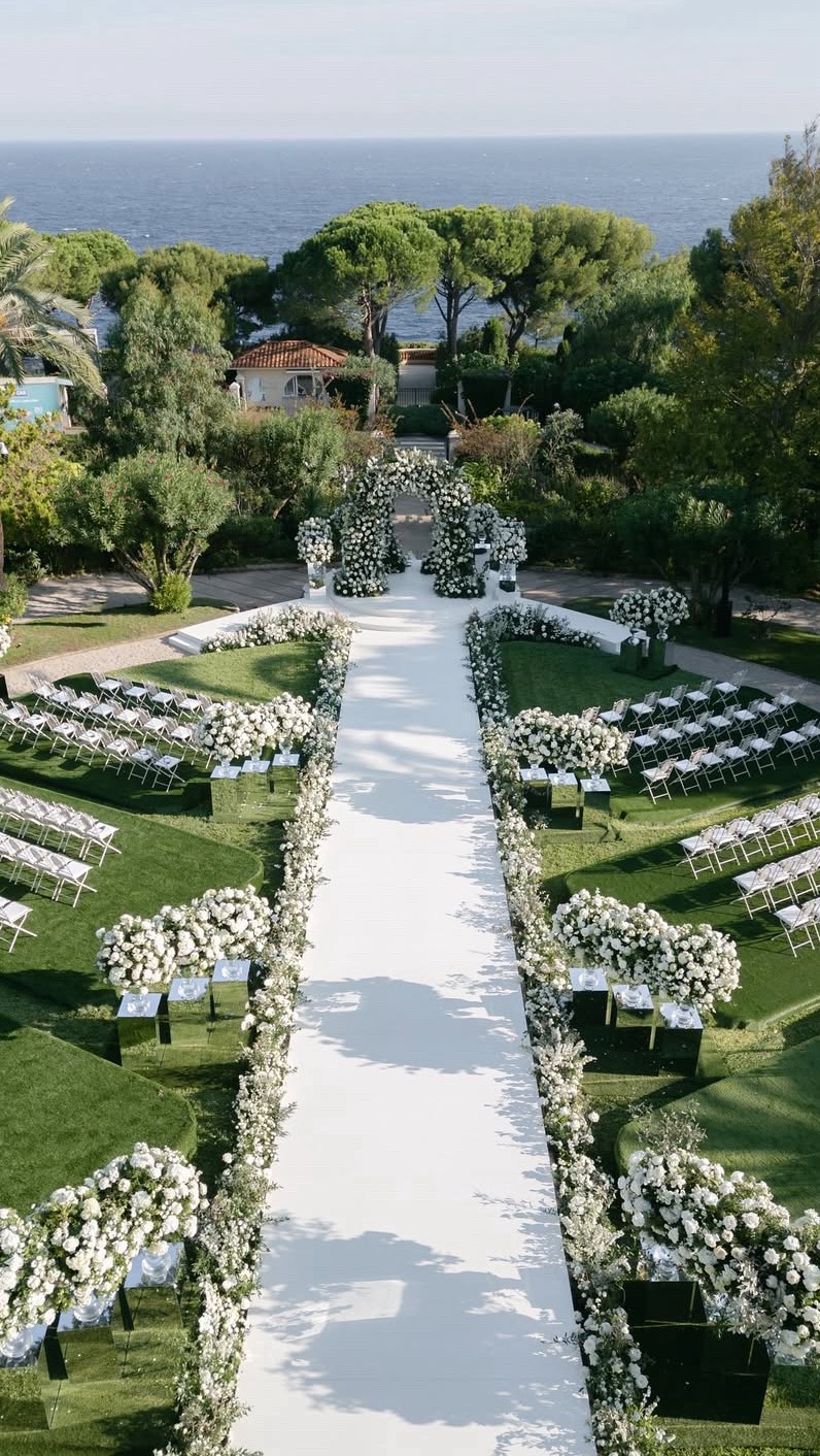 Viele Paare starten mit einer Zahl im Kopf: „Wir möchten mit 50.000€ heiraten.“
Das ist ein Anfang – aber was sagt uns das als Planer? Ehrlich gesagt: nicht viel.
Denn ein Betrag allein – ohne Kontext – verrät weder, was möglich ist, noch was ihr euch wirklich wünscht.
Statt euch mit einer Mindestgrenze unter Druck zu setzen, setzen wir auf etwas anderes:
👉 Ein fundiertes Erstgespräch – kostenfrei.
Darin klären wir:
• Eure Wünsche und der Zeitraum
• Die Gästeanzahl
• Den Ort und Stil der Feier
Basierend darauf erstellen wir eine realistische Pro-Kopf-Kalkulation – kein pauschales „Mindestbudget“.
Denn wir erleben oft:
• Die meisten Paare heiraten zum ersten Mal und können ihr Budget schwer realistisch einschätzen – völlig normal!
• 90 % unserer Paare erhöhen das Budget später, wenn sie verstehen, wofür es gebraucht wird.
Zwei Rechenbeispiele – gleicher Betrag, völlig andere Realität:
🥂 Variante A: 150 Gäste, Italien, Hochsaison
50.000 € ÷ 150 Gäste = 334 € pro Person
– Essen & Getränke: ~250 € p.P.
– Location: ~10.000 € = 67 € p.P.
Bleiben: 17 € pro Person für ALLES Weitere (Deko, Musik, Kleidung, Ringe…)
🍷 Variante B: 25 Gäste, Italien, Hochsaison
50.000 € ÷ 25 Gäste = 2.000 € pro Person
– Essen & Getränke: ~250 € p.P
– Location: ~10.000 € = 400 € p.P.
Bleiben: 1.350 € pro Person für Design, Dienstleister & mehr.
Der Unterschied? Riesig.
Unser Fazit:
Schaut nicht nur auf das Gesamtbudget.
Wenn ihr realistisch planen und Frust vermeiden wollt, dann denkt in Pro-Kopf-Budgets – wir helfen euch dabei.
So entstehen Hochzeiten, die zu euch passen – optisch, emotional und finanziell.
#hochzeitsplaner #weddingplanner #kostenaufstellung #budgetplanner #verlobt