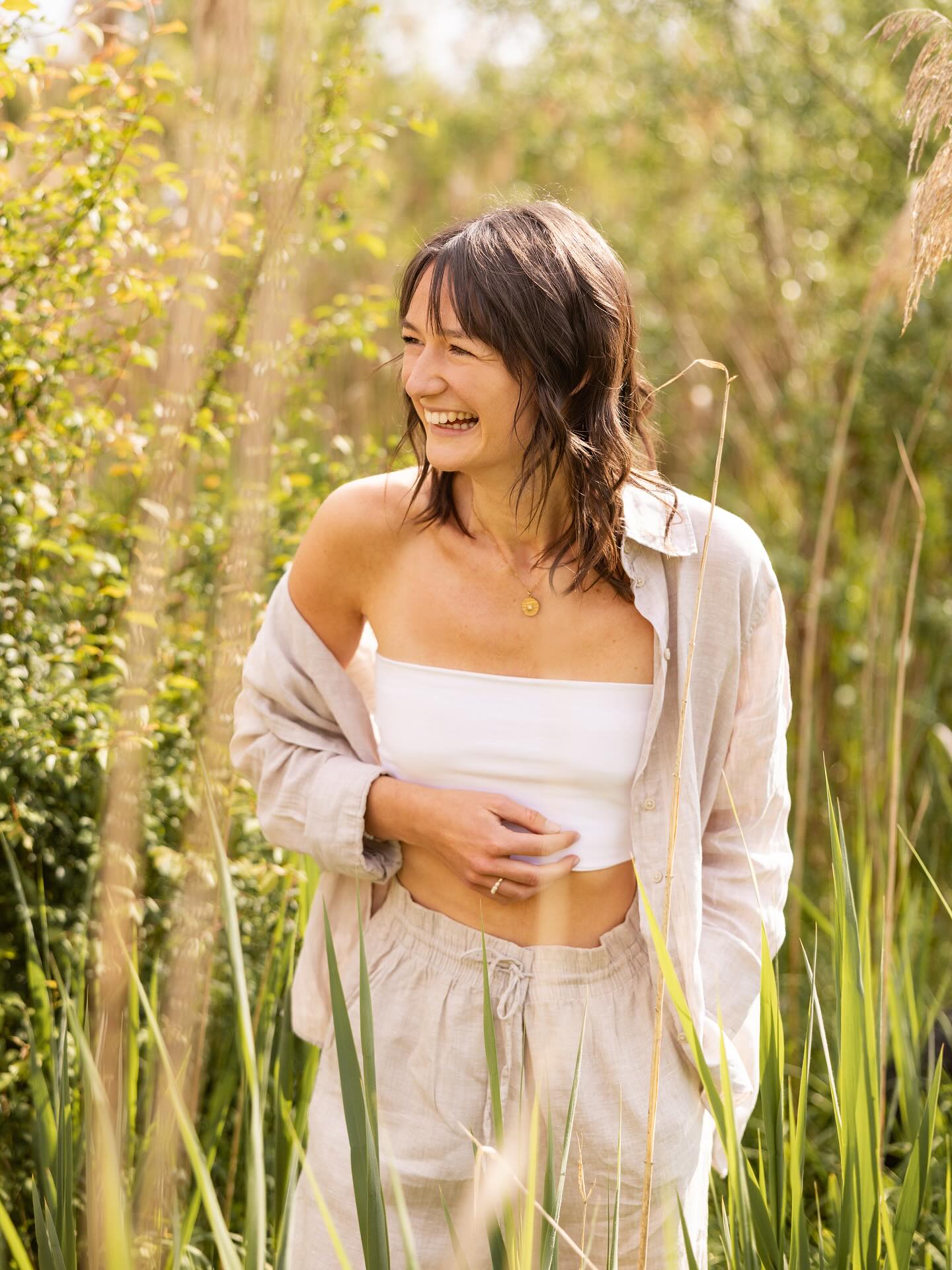 Das bin ich! ✨
Hey! Schön, dass du da bist.
Ich bin Sarah, Gründerin von dem Yogaspace Almaflow.
Ich habe gerade mein Wirtschaftspsychologie Studium abgeschlossen und bin mitten in meiner Yogaausbildung zur Kundalinilehrerin. Ich habe mich gegen einen Bürojob entschieden und springe direkt in die Selbstständigkeit als Yogalehrerin. Für mich ist das ein riesen Schritt! 🌟
Meine Freizeit verbringe ich am liebsten mit meinen Herzensmenschen! Plaudernd in einem Frühstückscafe, abends bei gutem Essen oder bei einem Spaziergang in der Natur. Spontanität & Humor begleiten mein Leben. Dadurch wird es nie langweilig! 😄
Ich habe eine große Schwäche für das Meer & die Berge! Wenn ich mich entscheiden müsste? No way!! „Natur“ ist meine Antwort! 🌱
Die Leute um mich herum beschreiben mich als sehr lebensfroh! „Du hast immer ein Lächeln im Gesicht“.
Ja, ich habe gelernt das Leben zu lieben! Alles zu fühlen. Nicht nur die unglaubliche Dankbarkeit am Leben zu sein, die Freude an den kleinen Momenten, sondern auch die tiefen Emotionen wie Trauer, Angst & Schuld. Nur dadurch kann ich die schönen Momente im Leben doppelt so stark genießen. 🙏🏽
Wenn wir uns nicht trauen, auch die dunklen Gefühle zu spüren, dann können wir auch die hellen nicht vollends genießen. 🌷
Ich freue mich darauf dich auf meiner Reise mitzunehmen! 😘
#yoga#yogastudio#selbstständig#emotionen#dasbinich#yogalehrerin#kundaliniyoga