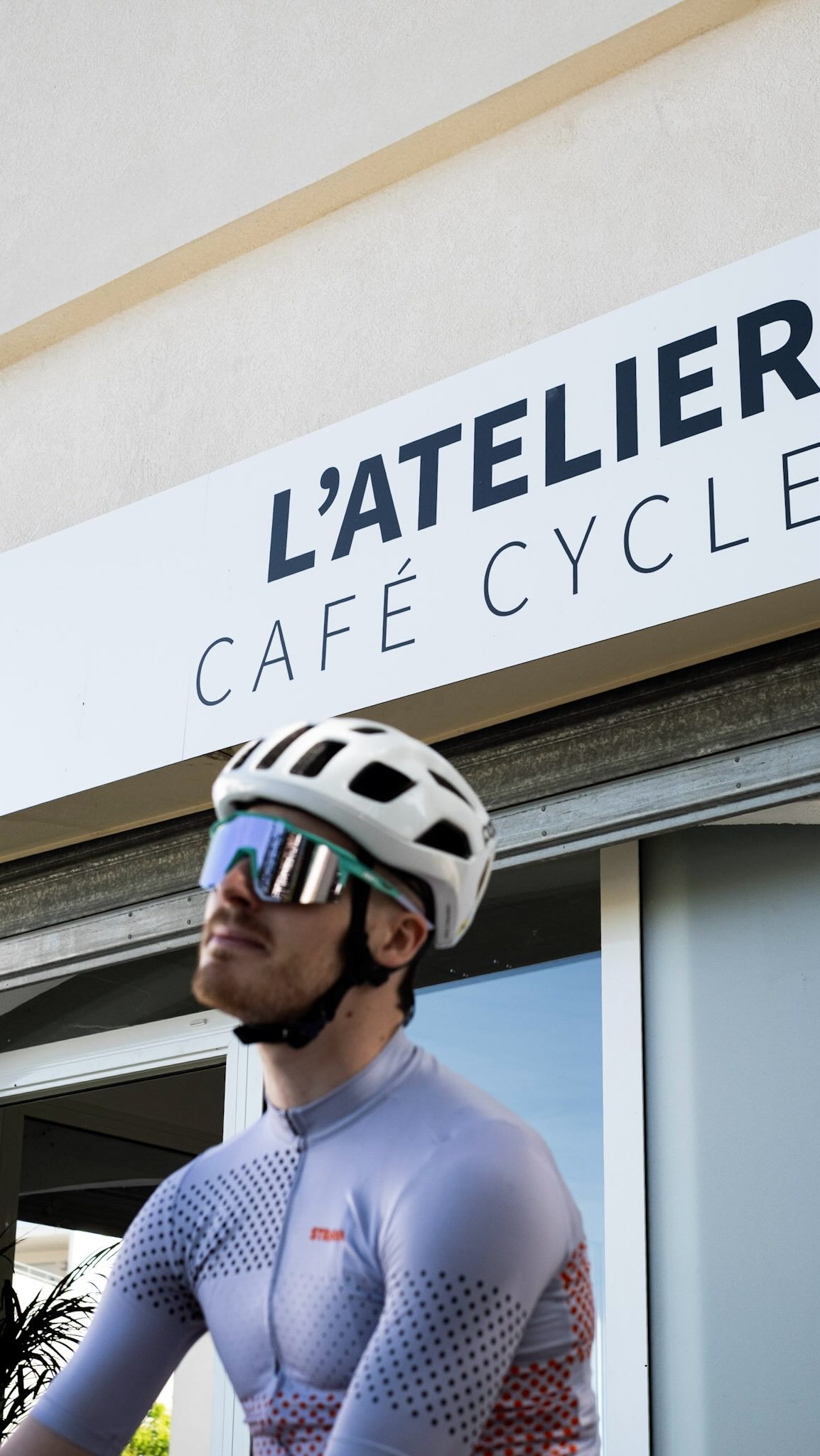 🚴♂️ Bienvenue à L’Atelier Café Cycle ☕
Un lieu unique à Saint-Mathieu-de-Tréviers, pensé par des passionnés, pour tous les amoureux du vélo.
Entretien, réparation, café, échange, convivialité… tout est réuni ici pour prendre soin de ton vélo et de toi.
📍 176 rue de l’amandier
🕘 Du mardi au samedi
🔧 Avec Armand, technicien vélo indépendant
☕ Café & détente pendant que ton vélo se fait chouchouter
🎥 Merci au vidéaste @andreboeufgras pour cette superbe vidéo qui reflète
parfaitement l’esprit du lieu.
📸 Merci au photographe @ledodo__photographie pour ses magnifiques clichés qui sont intégrés à la vidéo 🙌🏻 !
➡️ Pense à nous suivre pour ne rien manquer de l’aventure 🚲
#ateliercafecycle #cyclisme #vélo #bikecafe #véloatelier #cyclistlife #montpellier #saintmathieudetréviers