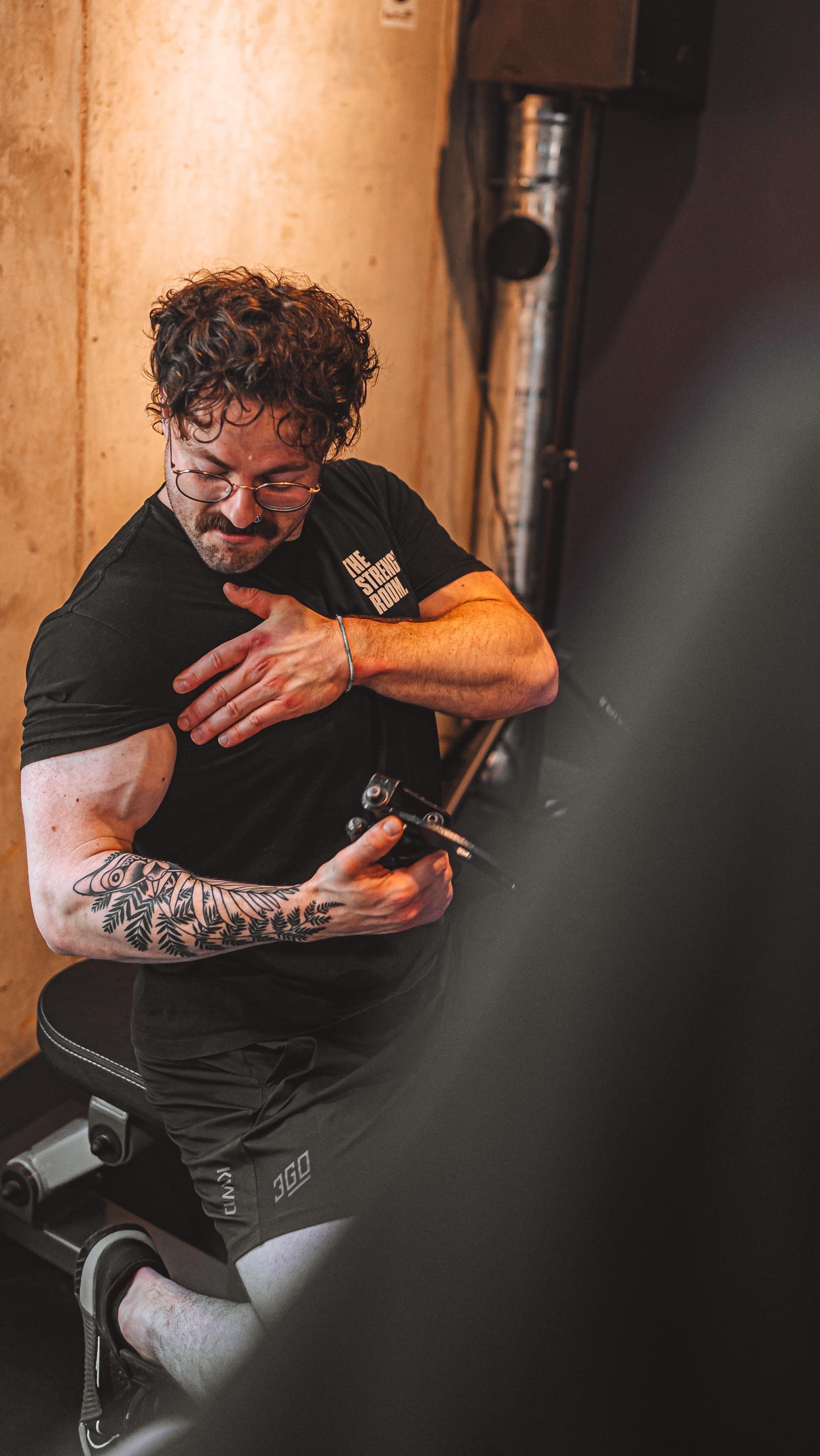 𝗪𝐚𝐫𝐧𝐢𝐧𝐠: 𝐓𝐡𝐞 𝐒𝐭𝐫𝐞𝐧𝐠𝐭𝐡 𝐑𝐨𝐨𝐦 𝐦𝐚𝐲 𝐜𝐚𝐮𝐬𝐞 𝐞𝐱𝐭𝐫𝐞𝐦𝐞 𝐭𝐡𝐢𝐫𝐬𝐭.
Hydrate accordingly 💧👀
It’s getting hot inside and outside the gym team 😍😍😍 please remember your water bottles! Also keep that hydration going throughout the day, throw in some electrolytes too 🥰
#ThirstTrapThursday #ArmDayThirstDay #StrengthRoomSwoon #Goals