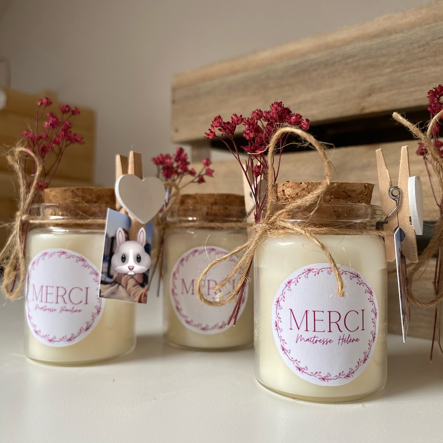 — M A Î T R E S S E 👩🏫❤️
Une jolie attention en cette fin d’année scolaire, pour remercier les maîtresses de la petite Clémence 🐰✨
La maman m’a donné carte blanche pour cette composition, alors je suis partie sur les fleurs séchées bordeaux, avec en prime une petite photo de sa fille, accrochée avec une pince à linge cœur et une étiquette simple pour ne pas surcharger. 😍🤍
J’adore le résultat, et vous ?
#cadeauxmaitresses #cadeaufindannée #maitresse #idéecadeau #ideecadeaumaitresse #atsem #cadeauatsem #aesh #nounou #cadeaunounoupersonnalisé #personnalisée #personnalisationbébé #personnalisation #bougie #bougiespersonnalisées #artısanat #artisanatlocaldequalité #local #artisanatlorrain #faitmain #moselle #metz #talange