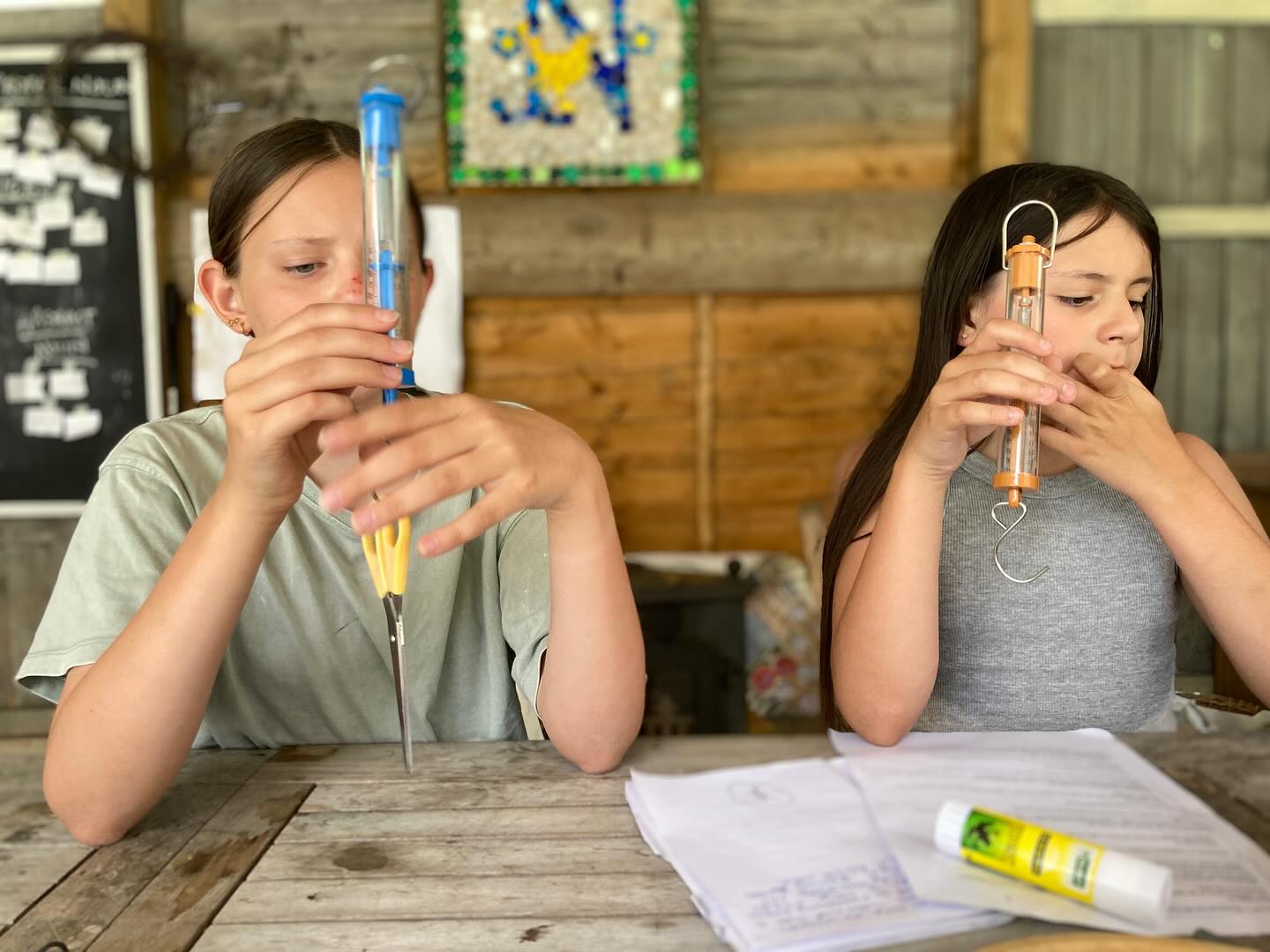 Nicola is our wonderful science teacher at Nightingale Cottage. She has a masters in Materials Science from Oxford University and works part time as Head of Science in local private school!
We’ve been using force meters to find out which of our shoes had the greatest grip, and therefore the most force to move it, and investigating which of our magnets were the strongest 🧑🔬