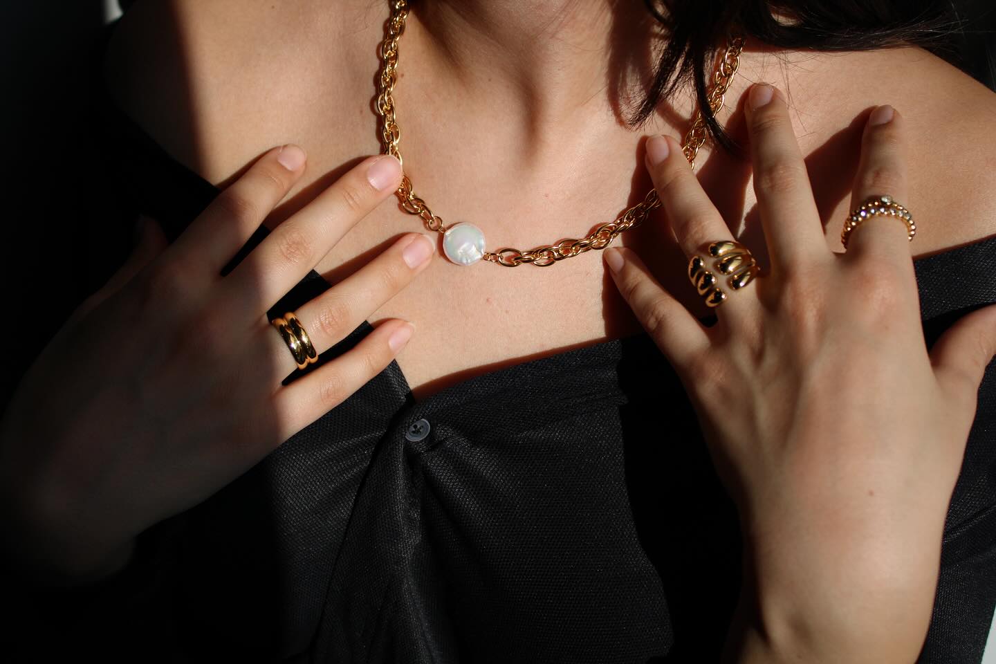 Moon-Pearl Halskette, getragen von @kiwiicos
Wir danken dir für deine Performance
Wunderschöne Kette mit Süßwasserperle – Eleganz im Plättchen-Design
Diese einzigartige Kette kombiniert die zeitlose Schönheit einer edlen Süßwasserperle mit einem modernen Plättchen-Design. Die flache Form der Perle erinnert an glatte Kieselsteine, die am Strand vom Meer geformt wurden – ein Hauch von Sommer und Leichtigkeit, der jeden Moment verzaubert.
Ihr minimalistisches und dennoch edles Design macht diese Kette zu einem vielseitigen Accessoire, das sowohl an einem entspannten Strandtag als auch bei eleganten Anlässen getragen werden kann. Ein Schmuckstück, das Natürlichkeit und Stil harmonisch vereint.
Bringen Sie das Gefühl von Strand und Eleganz in Ihr Leben – mit einer Kette, die Geschichten erzählt.