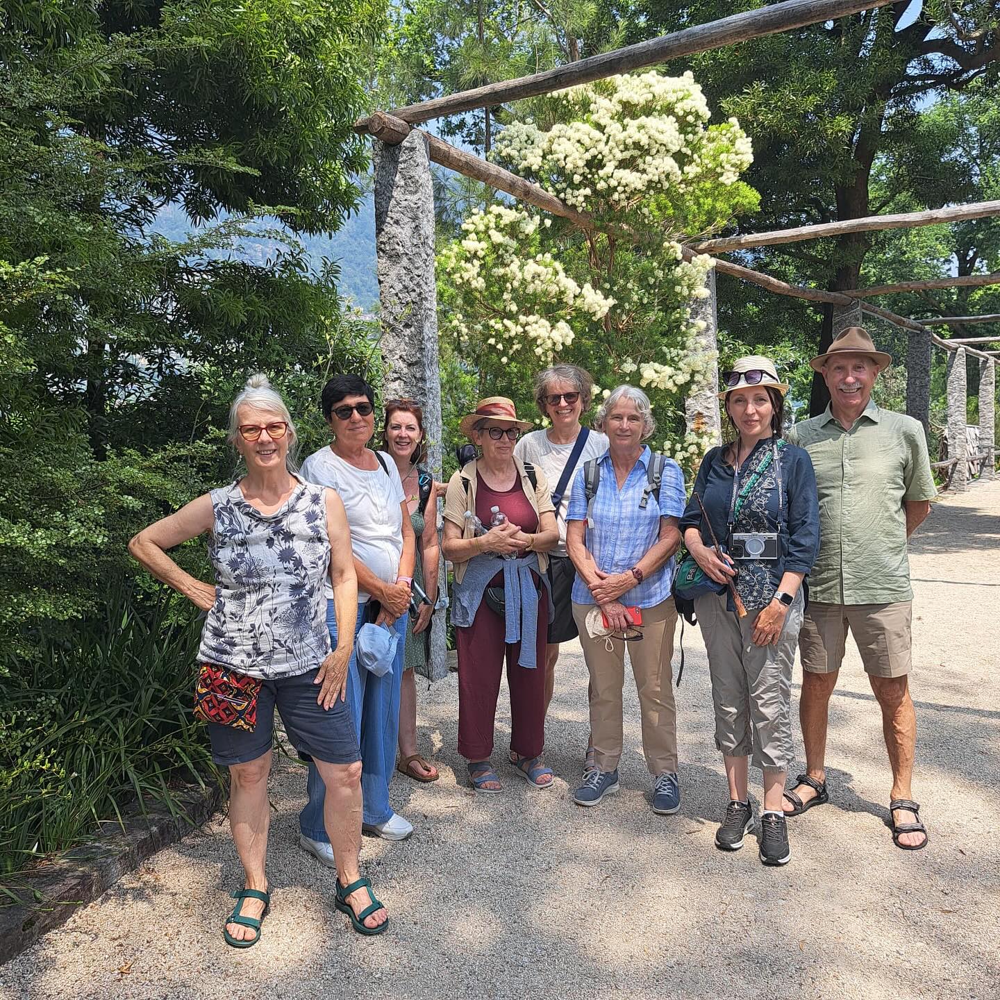 Un enorme grazie a tuttə coloro che hanno partecipato all’uscita “Chi c’è… c’è…” alle Isole di Brissago!
Tra piante esotiche, scorci incantati e un’atmosfera rilassata, abbiamo passato una giornata splendida disegnando, osservando e condividendo.
I taccuini si sono riempiti di forme, colori e dettagli botanici, ognuno con il proprio sguardo e stile. È sempre bello vedere come uno stesso luogo possa ispirare così tante interpretazioni diverse.
📸 Scorri per vedere alcuni lavori e momenti del gruppo in azione.
Alla prossima uscita, con lo stesso spirito: chi c’è… c’è! 💛
#UrbanSketchersTicino #ChiCeCe2025 #IsoleDiBrissago #SketchingEnPleinAir #DisegnoDalVero #BotanicSketch #TaccuiniDiViaggio #ArteAllAperto #TicinoCreativo #SketchLife