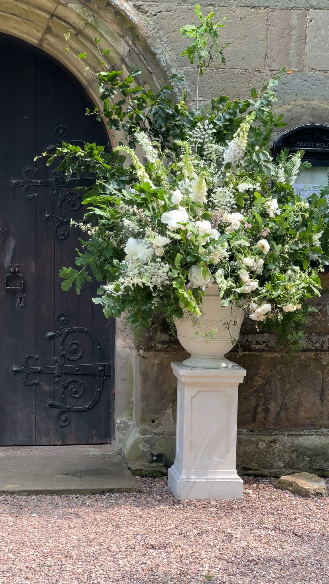 Fluffy, organic urns for A & A's church ceremony at Prestwold Hall. Overflowing with Ammi, foxgloves, peonies and the most beautifully scented rambling rose 🤍
We repurposed these urns to the doors of the reception to create a gorgeous grand enterance for the couple 🫶🏻
As always, a big thank you to @bybunchstudio who brought the vision to life ✨
#weddinginspiration #weddingflorist #2026bride #gardeninspiredfloristry #weddingfloraldesign #prestwoldhall