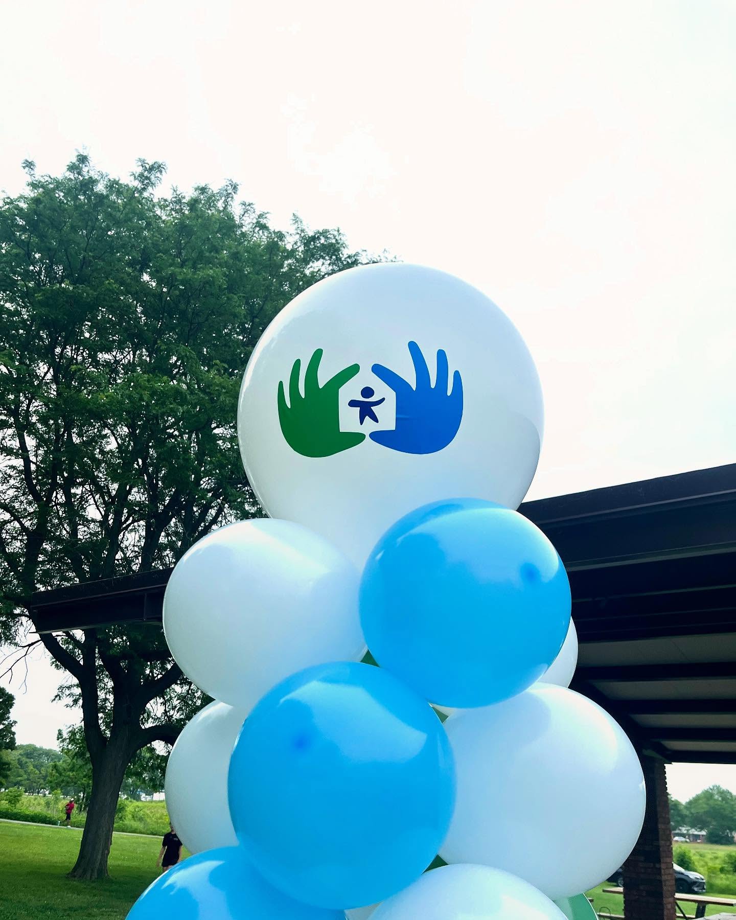 Balloons for a good cause 🫶
Blessed to be part of the Footsteps for Families 5k Race this weekend!
•
•
•
#customballoons #raceballoons #ballooncolumns #brandballoons #5krun #balloondisplay