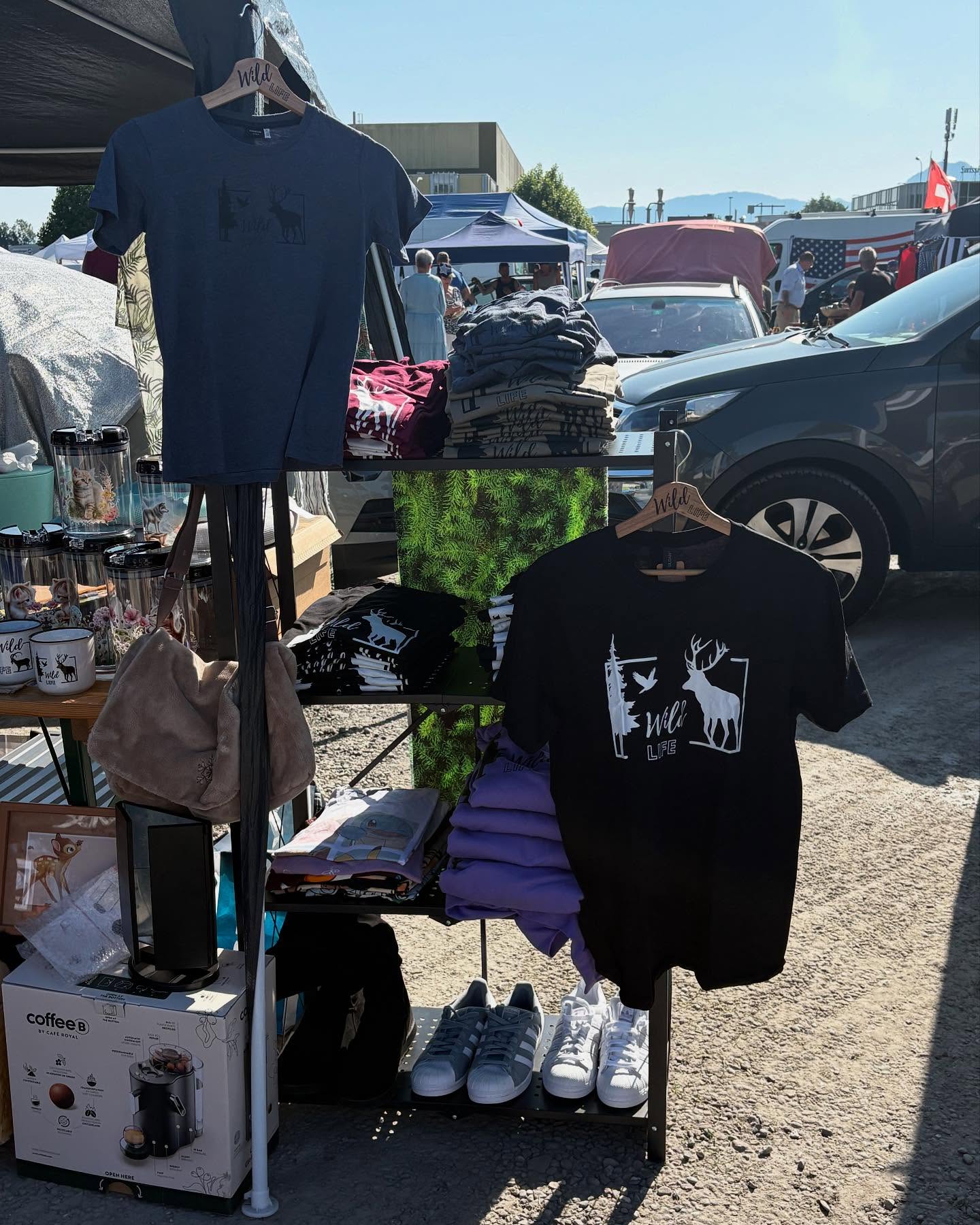 Wir sind in Altstätten SG am Flohmarkt mit unserem wilden Design 👍🏼☀️🦌🌲#flohmarkt #altstätten #wild #wildlife #wildlifedesign #tshirt #designer #verkauf #bekleidung