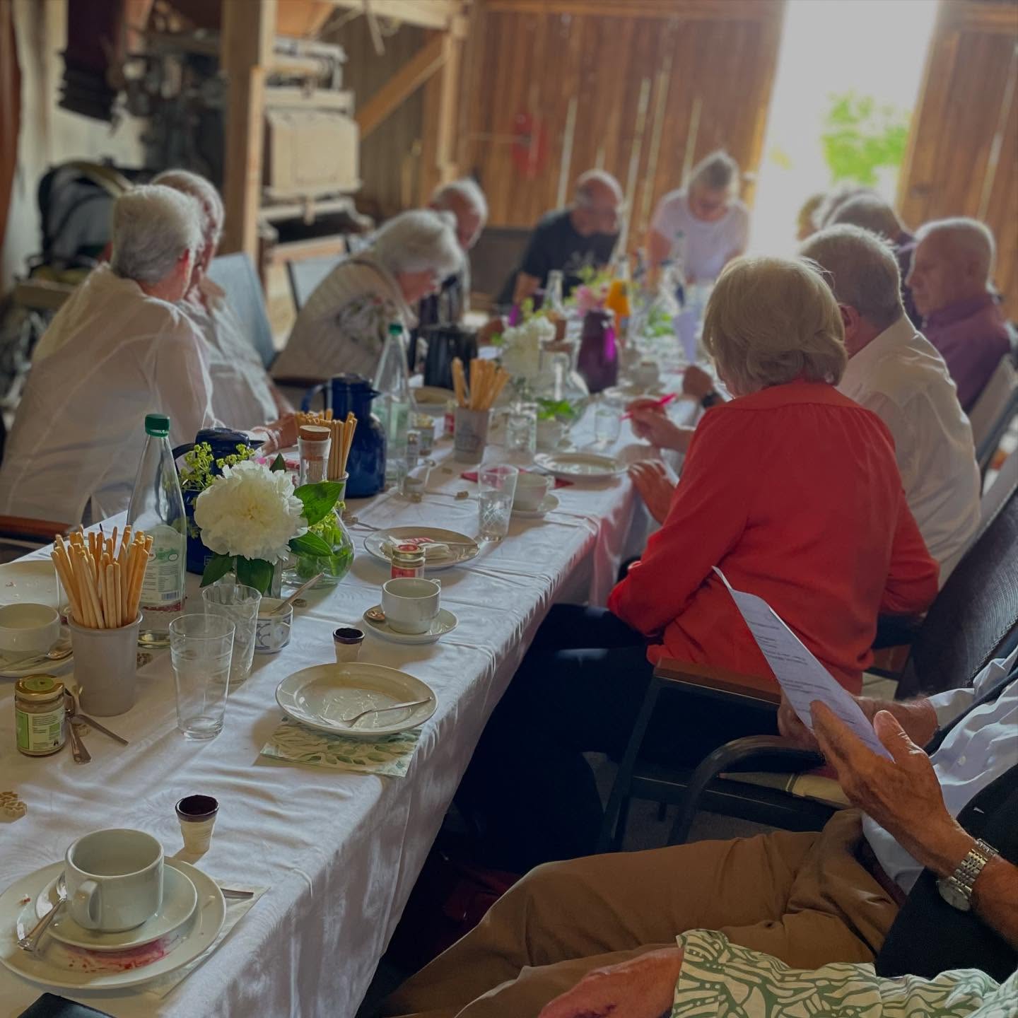 #Klassentreffen im Hof.Genuss 🎊 Vor knapp 70 Jahren hat diese muntere Truppe ihren #Schulabschluss gefeiert. Seit rund 10 Jahren treffen sie sich jährlich um gemeinsam auf ihr Jubiläum anzustoßen - diesmal bei uns! Wir haben uns über diesen besonderen Besuch zur #Besichtigung mit #Verköstigung von #Eierlikör und #Einbeckersenf gefreut! Es gab #kaffeeundkuchen #Schnittchen und ein #Quiz zur #Manufaktur dessen #Gewinnerteam einen #Präsentkorb gewonnen hat! #danke #gernewieder❤️
#hofgenuss #einblicke #nudelmanufaktur #regionalelebensmittel