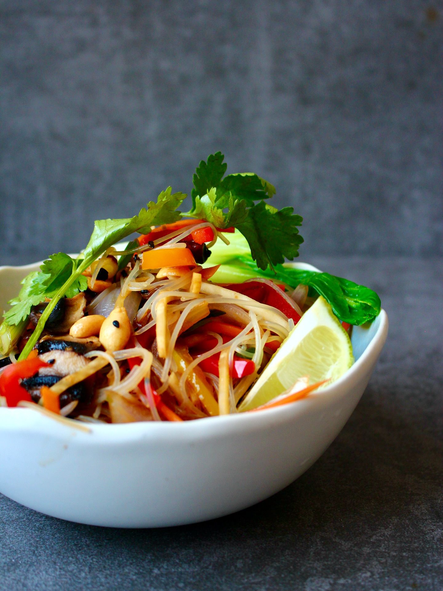 🥢 Asian Glass Noodle Salad with Colorful Vegetables– Vegan or with Crispy Egg 🍳🌱 Refreshing on Hot Summer Days ☀️
#asianfashion #glassnoodles #veganasianfood #veganrecepies #veganblogger #asianart #veganchef #veganstyle #veganblog #veganfoodlover #vegancuisine #asianlife #asianeats #vegan #asian #veganrecipes #veganlife #veganfoodporn #veganlifestyle #asiansalad #asiannoodlesalad #asianstylesalad #appetizersfordinner #healthyappetizers #appetizer #foodforflexitarians #asiankitchen #lowfat #quickandeasy #summervibes☀️