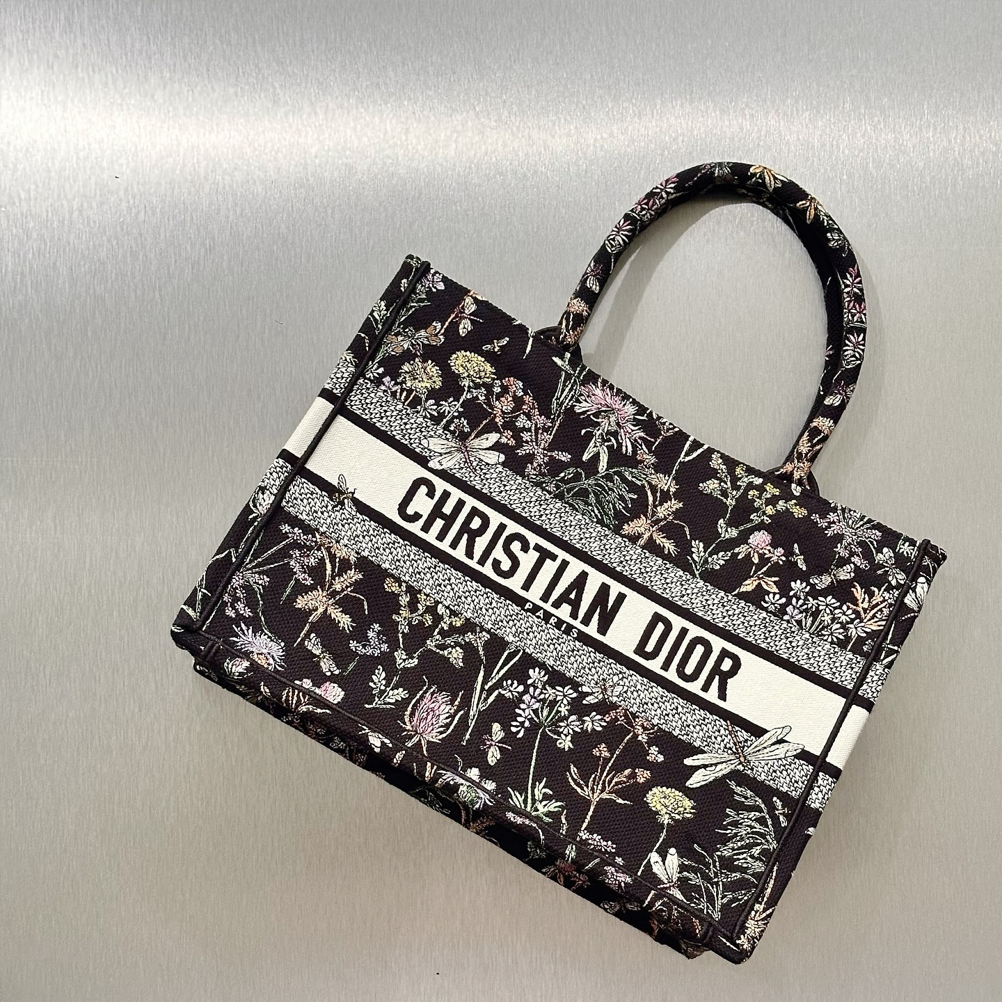 Dior Book Tote (Medium, Black Floral Embroidery) đ¸
A stunning mix of bold and feminine, this iconic Dior Book Tote features intricate floral embroidery in timeless black. Perfect for elevating any lookâeveryday chic or weekend glam.
Statement Piece | Medium Size | Elegant Craftsmanship
For more information, please refer to the website link provided in the bio.
Listing no: 200844
Opuluxe.sg is not affiliated to the brands featured. We are an independent consignment platform of authenticated luxury products. All trademarks and copyrights remain sole property of the brands.