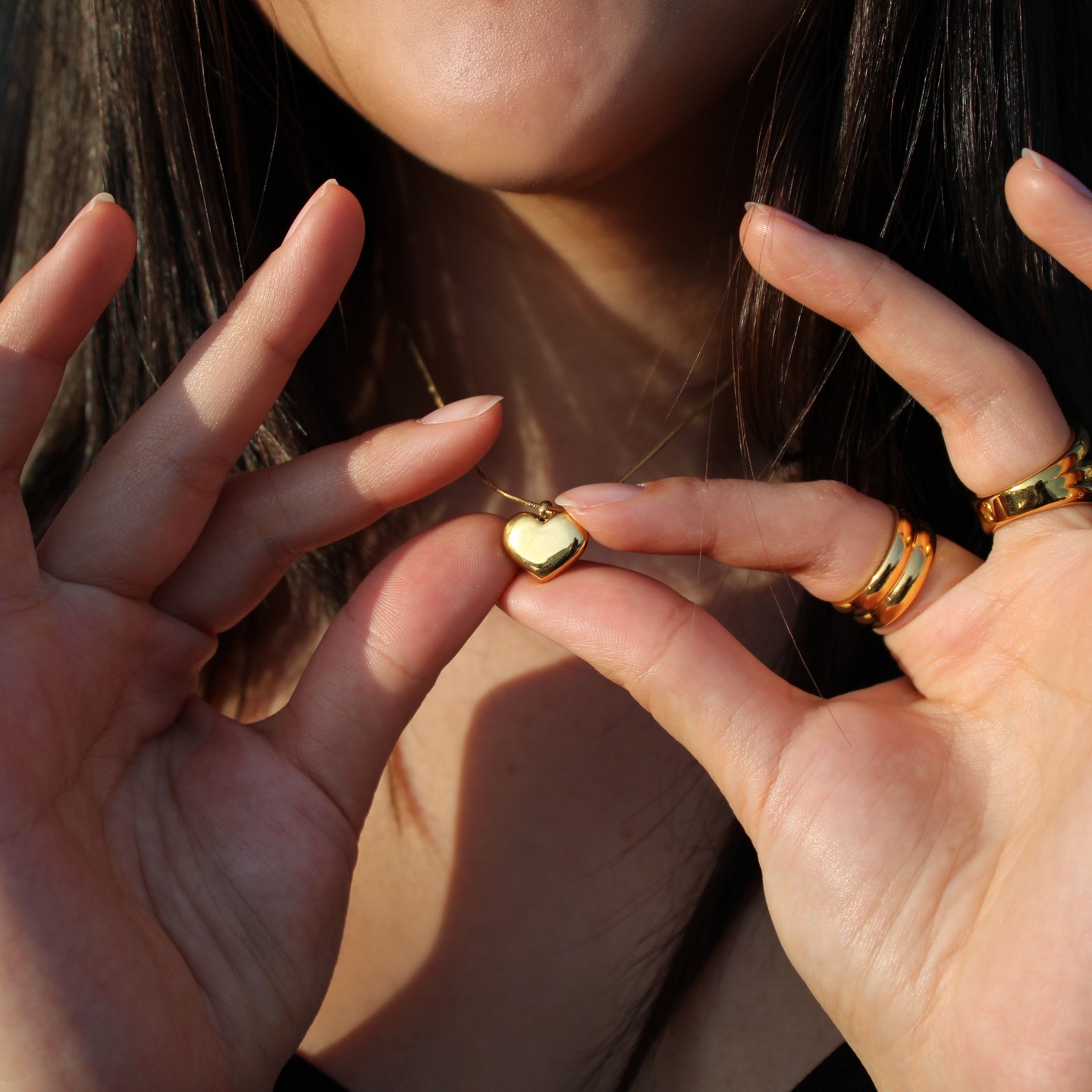 Im Shop: Kathia Halskette
Herzkette zum Verlieben – Einfach, aber unvergesslich
Diese zarte Herzkette ist der Inbegriff von schlichter Eleganz. Mit ihrem minimalistischen Design und dem fein gearbeiteten Herzanhänger strahlt sie pure Raffinesse aus. Das klare, zeitlose Erscheinungsbild macht sie zum perfekten Begleiter – ob als tägliches Accessoire oder als besondere Geste der Liebe.
Diese Kette passt zu jedem Stil und jeder Gelegenheit, ohne aufdringlich zu wirken, und zieht dennoch bewundernde Blicke auf sich. Ein Schmuckstück, das Herzen höher schlagen lässt – schlicht, elegant und absolut zum Verlieben.
Trage deine Liebe nah am Herzen.