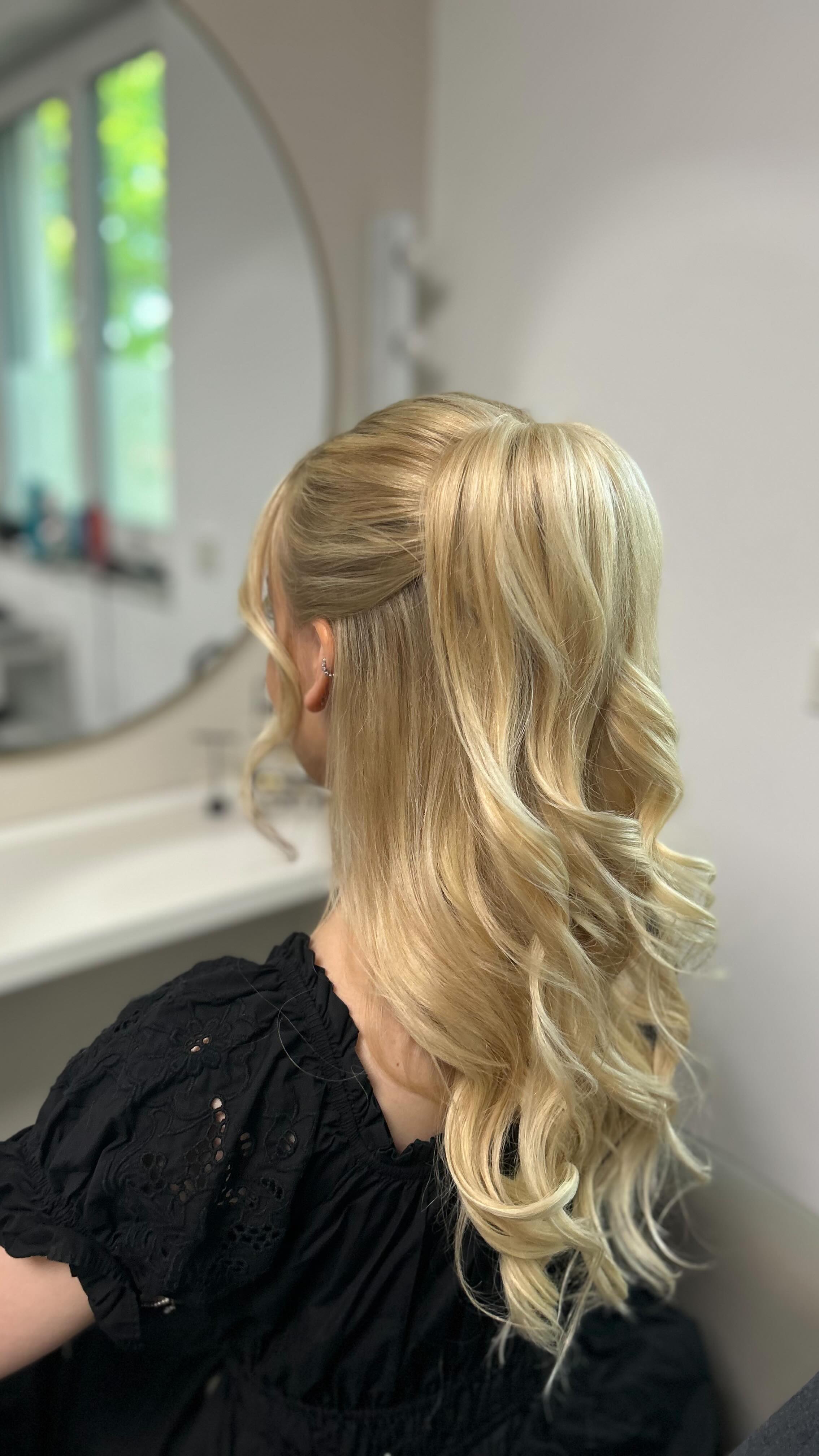 💫 Modern, feminin & absolut wandelbar!
Dieser voluminöse Half-up-Ponytail ist nicht nur ein Hingucker – er ist die perfekte Wahl für Bräute, Bridesmaids oder stylische Hochzeitsgäste!
Ob mit Schleier, Statement-Ohrringen oder elegantem Haaraccessoire – dieser Look lässt sich vielseitig inszenieren und hält den ganzen Tag.
#ModernBride #PonytailLove #WeddingHair #GlamLook #Brautfrisur2025 #elegantundlässig