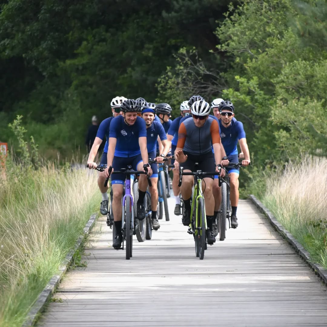 Gezelligheid troef hier vandaag @cycling.events.kalmthout
2 super toffe wielerclubs op bezoek!
@wc.de.grote.plateau koos voor een off road clinic onder de deskundige begeleiding van @wim_thijs
Les sjepappes reden een mooie rit op de weg.
Afsluiten deden ze in onze chill zone onder een stralend zonnetje met een drankje en lekkere verse pizzas 😎
Topdag!
#cycling
#cyclingevents
#kalmthout
#kalmthoutseheide