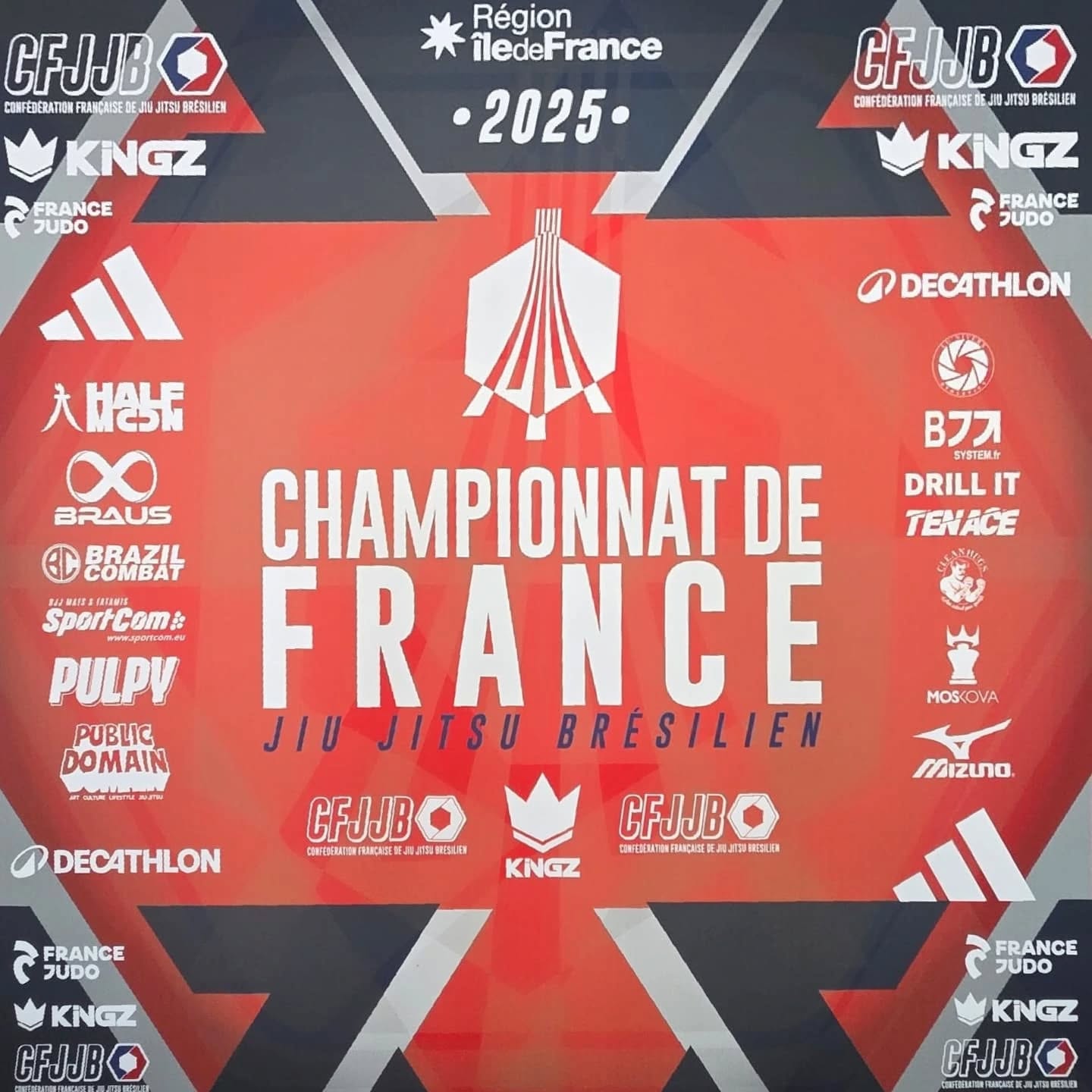Championnat de France @cfjjbfrance
🔵 Chrys Varrall (@chrysv258) nous ramène un titre de Vice-Championne de France après un beau premier combat gagné et une finale acharnée contre @jennyferthan de la même équipe @infinity_combat malgré plusieurs tentatives de soumission et un passage de garde non stabilisé, la victoire lui échappe à 2 pts d'inversion de position...
🔵 Audrey Tarbouriech (@audreytarbouriech) gagne son premier combat et s'incline aux points sur le deuxième combat en adulte light. Belle progression depuis les juvéniles...
Très fière des filles du club qui n'ont rien lâchées cette année, encore bravo 👏👏👏
Merci à la mairie de Champ/Drac pour le prêt du véhicule...
#jjb #bjjgrenoble
@sosnakie
@infinity_combat