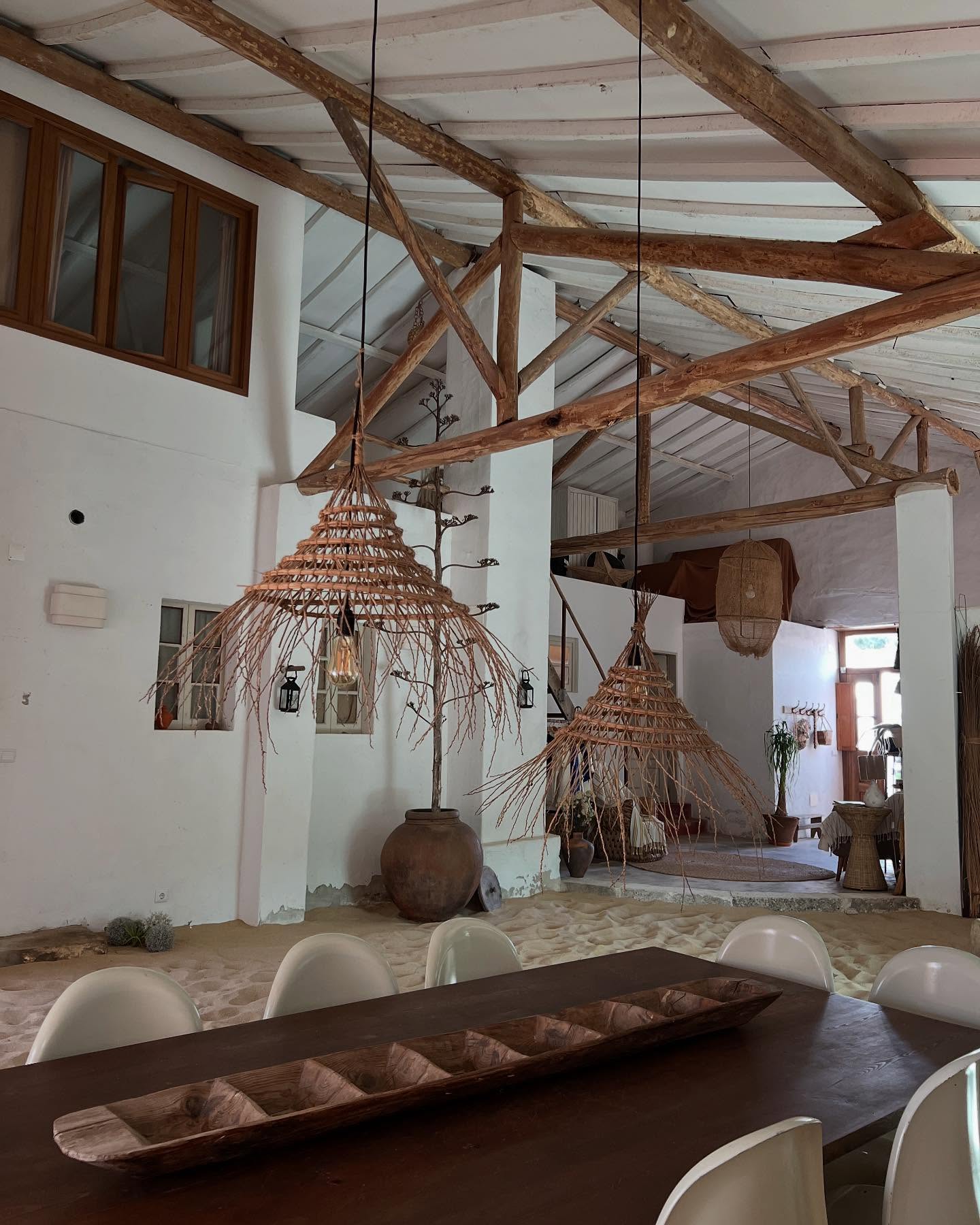Watching tomatoes grow.
#casatudobem #tudobem #guesthouse #watchingtomatoesgrow #siesta #earlysummer #slowlife #beachlife