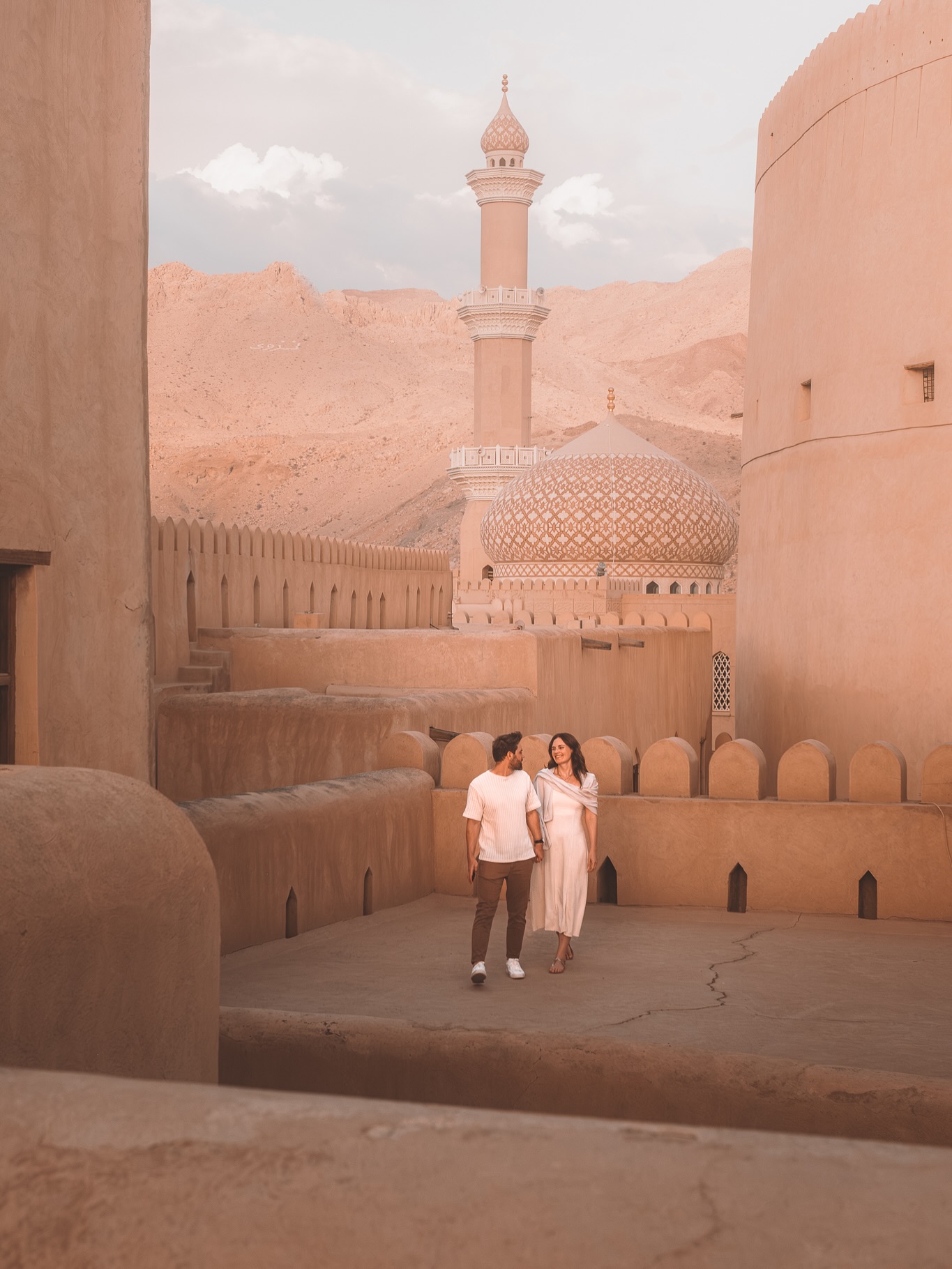 In Nizwa fühlt man sich wie in einem Märchen aus 1001 Nacht.✨
Die historische Oasenstadt im Herzen Omans zählt zu den beeindruckendsten Reisezielen des Landes. Kein Wunder, dass Nizwa zu den absoluten Highlights gehört sowohl für Einheimische als auch für internationale Reisende.
Vom beeindruckenden Fort mit Blick auf die Berge, über die liebevoll restaurierte Altstadt bis hin zum bunten Souq: Nizwa ist Magie pur.🧞♂️
👉 Alles, was du in Nizwa nicht verpassen solltest, verraten wir dir jetzt auf dem Blog.
🔗 Link in Bio | weltallerliebst.de
📍 Speichere diesen Beitrag für deine nächste Orientreise oder deinen Oman-Roadtrip!
.
.
.
#nizwa #omantravel #visittheoman #middleeasttravel #desertvibes #1001nights #arabianarchitecture #dreamdestination #coupletravel #travelbloggerlife #travelinspo #reiseblogger_de #reiseinspiration
#reiselust #fernweh #weltenbummler #weltentdecker #wüstenabenteuer #unescoheritage #hiddenplaces #travellifestyle #digitalnomadlife #orientalvibes #fortsofmiddleeast #omantourism #seetheworldthroughmyeyes #sheisnotlost #passionpassport #beautifuldestinations #couplegoals