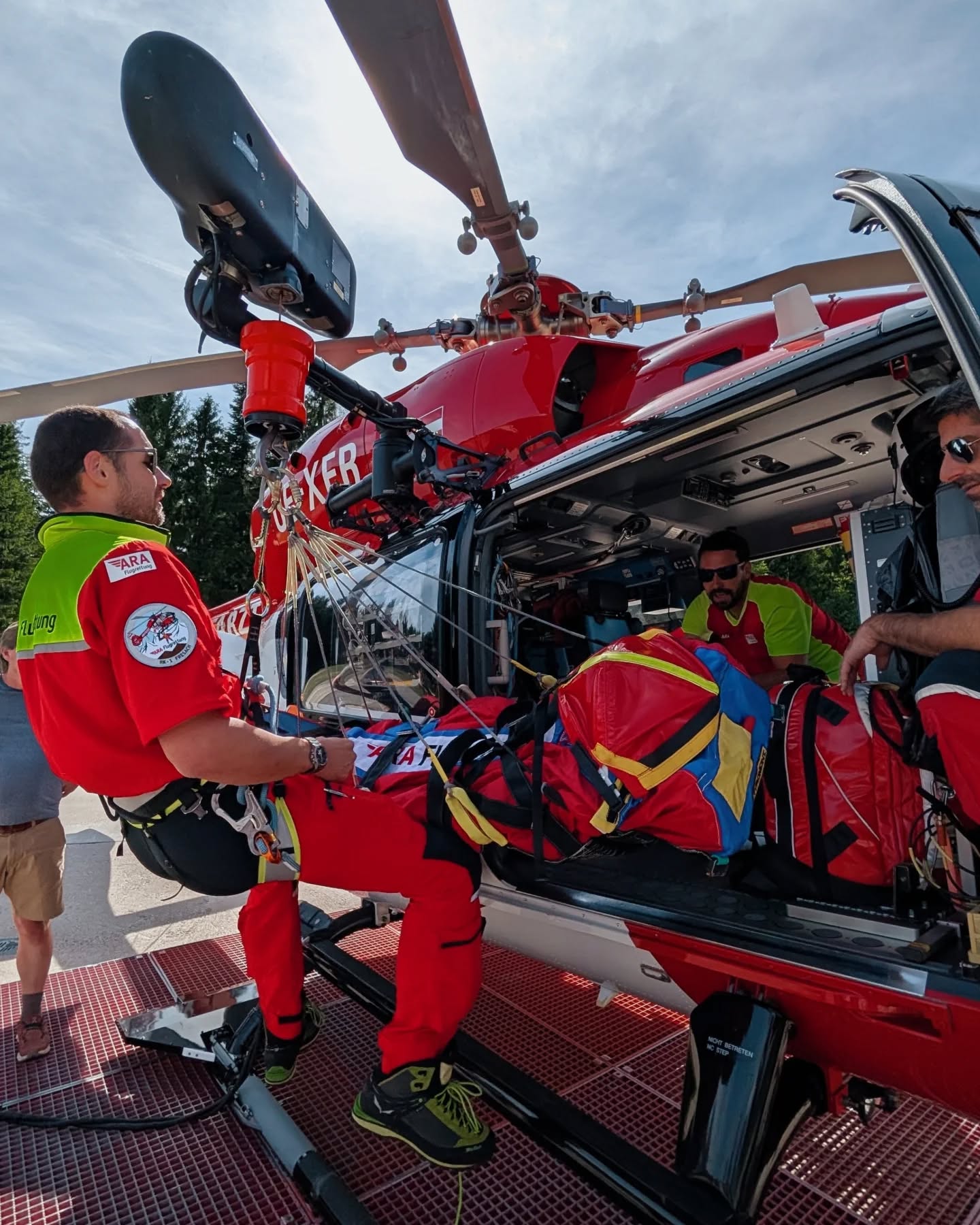 Einige unserer Flugschüler hatten kürzlich die Gelegenheit, den Rettungshubschrauber RK1 der ARA Flugrettung aus nächster Nähe kennenzulernen. ARA-Pilot und unser Fluglehrer Florian und sein Team gaben spannende Einblicke in den Alltag der Luftrettung – von Einsatzabläufen bis zur Technik an Bord.
Danke an die Kollegen für diesen Tag!
Our flight students recently had a great opportunity to get up close and personal with the ARA Flugrettung's rescue helicopter RK1. Pilot and flight instructor Florian and his team provided exciting insights into the daily operations of air rescue – from mission procedures to the on-board technology.
Thanks to the colleagues for this day!
#Rotorsky #Flugschule #ARAFlugrettung #RK1 #Flugrettung #Team #Rotorsky #educatesimulateaviate #wearerotorsky #aviation #helicopter #hubschrauber #flightschool #rescuehelicopter #rescue #austria