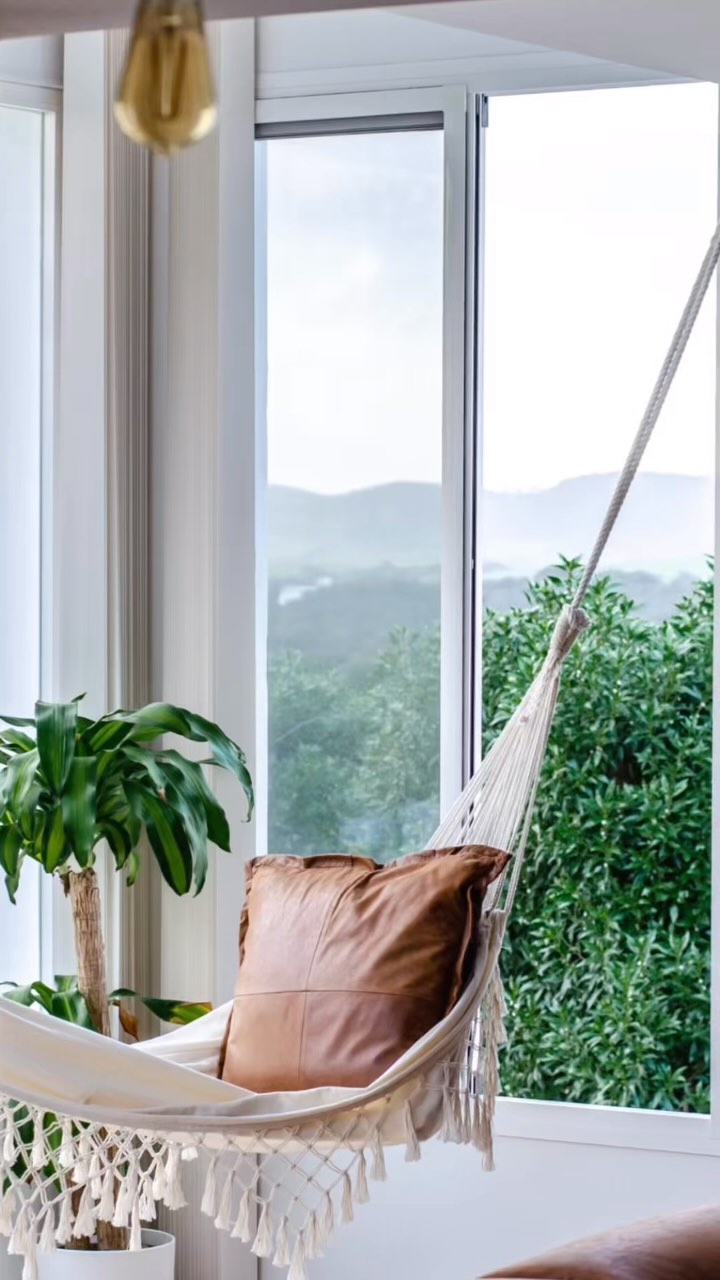 🇩🇪 💡Wenn ihr eure alten, ungetragenen Pelze mit uns zu einzigartigen, neuen Interiorstücken upcycelt und sie plötzlich wieder jeden Tag nutzt!
Hier haben aus einer alten Lederhose und einem vorher fast vergessenen und mehr als 45 Jahre alten Pelzmantel nach Auftrag ein Interiorprojekt für die Residenz unseres Kunden im Süden umgesetzt.
Seitdem wird das wendbare Kissen täglich von der Couch in die Hängematte geschleppt weil man sich kaum entscheiden kann, wo es besser aussieht und ist neben einem absoluten Hingucker mit Geschichte auch noch echt gemütlich!
Verrückt, dass dieses Material vor dem RE/DESIGN jahrelang verachtet wurde und jetzt plötzlich wieder jeden Tag mehrmals sinnvoll Verwendung findet. ♻️🤍
🇬🇧 💡When you upcycle your old, unworn furs with us into unique, new interior pieces and suddenly use them every day again.
Here, we turned an old pair of leather trousers and a previously almost forgotten and more than 45-year-old fur coat into an interior project for our client’s residence in the south.
Since then, the reversible cushion has been dragged from the couch to the hammock every day because you can hardly decide where it looks better and, as well as being an absolute eye-catcher with a history, it is also really cosy!
It’s crazy that this material was despised for years before RE/DESIGN and is now suddenly being used again several times a day. ♻️🤍