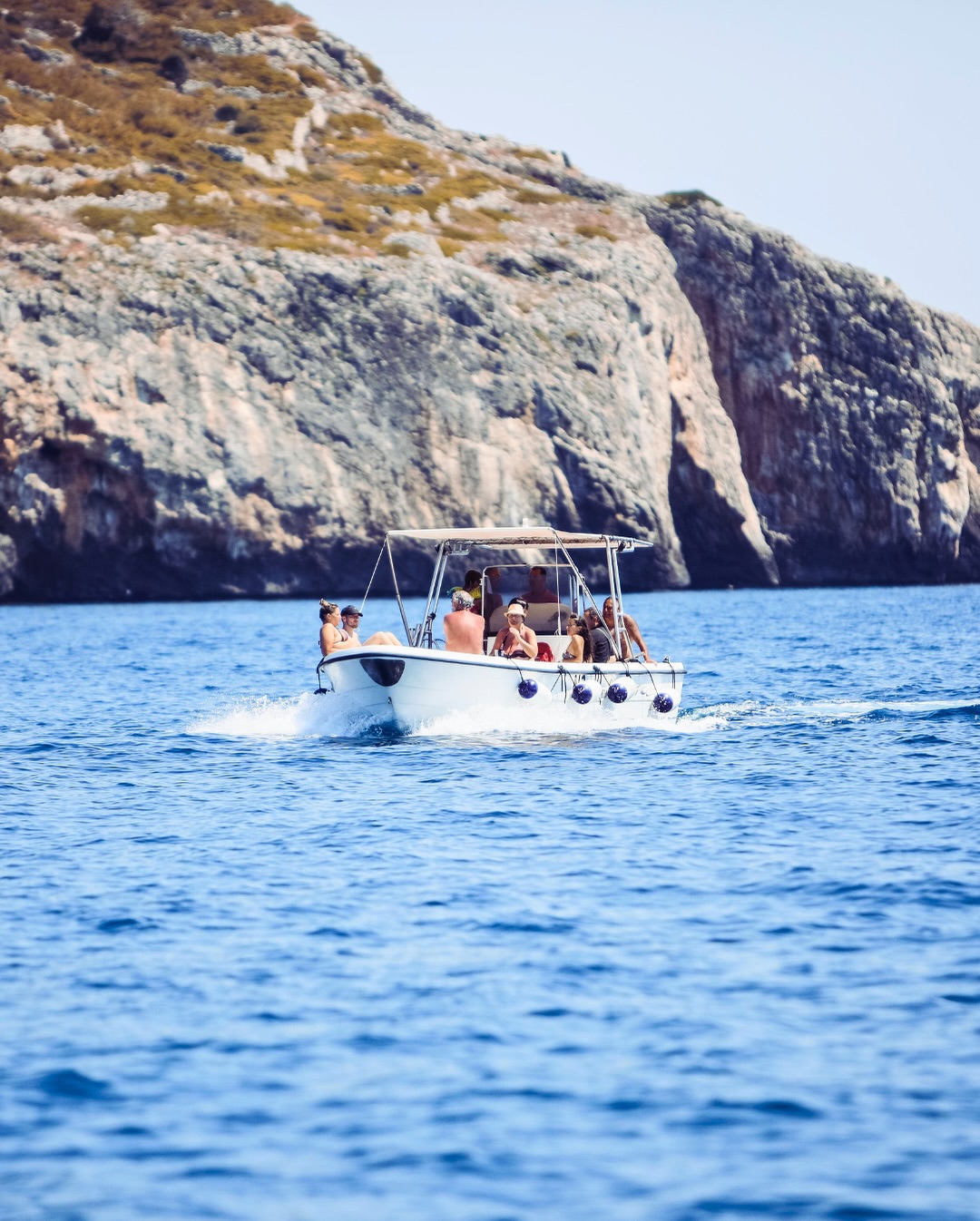 Iniziamo la settimana così, con un tour alle grotte di Leuca di due ore per vivere un’esperienza da sogno.
🌊 Acque cristalline, riflessi turchesi, scorci da cartolina.
🚤 Lasciati guidare da chi questo mare lo conosce davvero.
📲 Prenota ora il tuo posto e inizia a collezionare emozioni → LINK IN BIO
-
#AlexanderLeuca #EscursioniGrotteLeuca #TourSalento #SantaMariaDiLeuca #GrotteDelSalento #MareDaVivere #SalentoInBarca #VacanzeInPuglia #GrotteInBarca #EsperienzeIndimenticabili