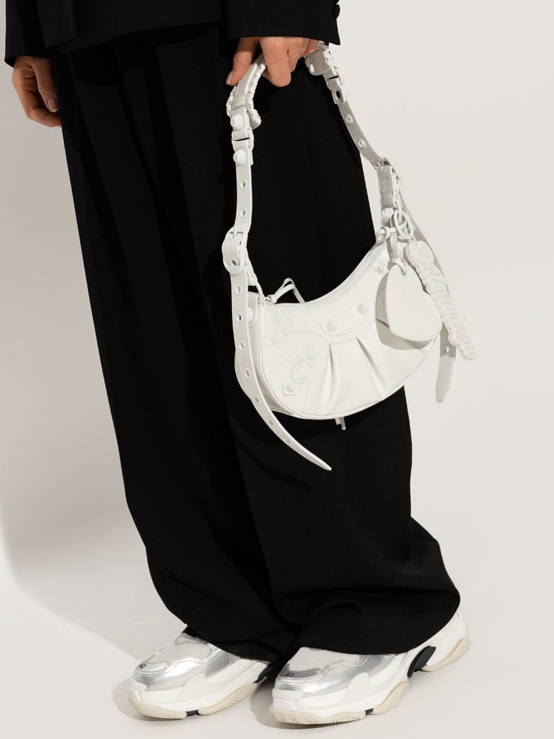 🔥Ready to turn heads and elevate your everyday? 😎 Meet the Balenciaga Le Cagole — where edgy meets luxury. The Le Cagole bag isn’t just a bag; it’s a statement. Loved for its versatility, this bag does the talking while you do the walking ✨
🫰Tap link in bio to snag yours — before it’s gone. Access brand new, authenticity guaranteed stylish savings at Luxport.
#luxport #balenciaga #lecagole #smartluxury #designerdeals #fashiongram #luxurywithinreach