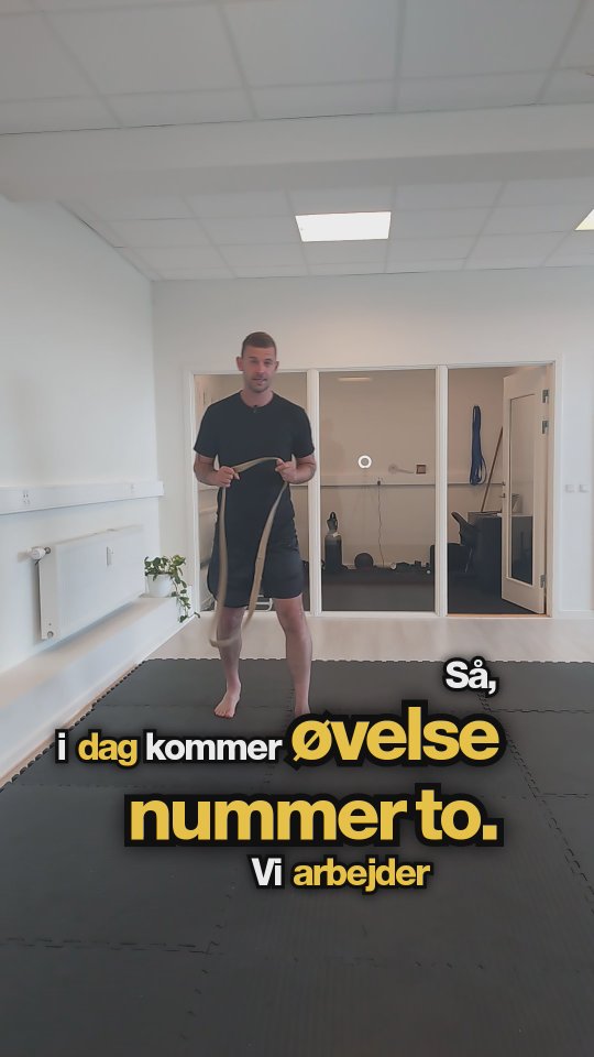 Hvad har du kunne mærke efter den første øvelse ?
Var det udfordrende for dig ? 😃
Nu har vi arbejdet med de nye tanker - koncepter på en mere statisk måde for at holde position, og mere at ramme vores del af musklerne, der stabiliserer.🫡⬇️
Så nu kan vi begynde at arbejde mere med vores dynamik i hoften, og bygge det sammen med en statisk position. 💯
Det giver dig en begyndende forståelse af, at bevæge kropsdele mod hinanden.
Denne øvelse her er igen en meget vigtig del af vores gait-funktion, som der kommer mere om senere.🎯
Sådan gør du !👨🔧
1. Brug en elastik som er behageligt at have om kroppen.
2. Vikle elastikken som det er forklaret i videoen.
3. Sørg for en god neutral kropsholdning, rolig vejrtrækning.
4. Når vejrtrækning blive rolig vil dit system bedre modtage den nye input.
5. Kom i din lunge position
6. Stabilisere hoften og bækken, og skaber noget indadrotation i hoften.
7. Når du har stabiliseret din position, har du hænderne på bækken og hofte. Som en form for feedback.
8.Nu begynder du at dreje dig ind og ud af din hofte uden at lægge vægten på bagfoden.
9. Sørg for at rotere over den hofte du står på, forestille dig du har en akse du drejer dig rundt om.
10. Hold kontakten med foden i jorden.
10. Brug gerne 3 x 1 min I position, med 30 sek pause.
Det genskaber bevægelsesmuligheder, du måske ikke har brugt i en lang periode. Som tidligere nævnt, en meget vigtig del af din gait cyklus.🏌️
Der kommer meget mere om din hofte, gait funktion, og hvordan man genskaber balance i sit system.
👨🔧
#biofeedback #biomekanik #holisticcoaching #correctiveexercise #rotation #hofte #breathing #smertefri #fysioterapi #performance
#balance #muskelkæder #myofascialrelease