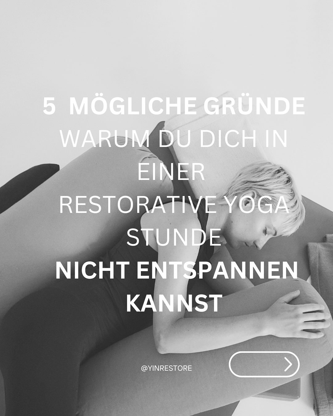 Restorative Yoga ist nicht immer sofort angenehm.
Oft liegt es nicht an der Praxis selbst, sondern an ein paar Rahmenbedingungen, die leicht angepasst werden können:
1️⃣Zu wenig Hilfsmittel: Nutze mehr Decken, Kissen oder Sandkissen um die individuelle Ausrichtung deines Körpers zu unterstützen (insbesondere den Nacken!).
2️⃣ Zu viel Licht: Ein Augenkissen oder ein Tuch über den Augen hilft, Reize auszublenden – Dunkelheit fördert die Entspannung.
3️⃣Kälte: Wenn du frierst, kann dein Körper nicht entspannen. Das ist physiologischer Fakt.
4️⃣Ablenkung: Musik oder Gespräche können die eigentlich gewünschte Introspektion stören. Gerade in einer Gesellschaft, in der wir permanent mit Reizen beschallt werden kann, kann Restorative Yoga eine notwendige Auszeit davon bieten.
5️⃣Zu wenig Zeit in der Position: Der Körper braucht Zeit, um wirklich in eine Haltung zu sinken – 10 Minuten oder mehr sind oft notwendig. Vor allem die Anfangsposition sollte länger gehalten werden.
📩📩📩📩📩
In meinem Newsletter gebe ich dir ein paar praktische Tipps was du tun kannst, wenn sich die Restorative Yoga Praxis für dich selbst oder deine Teilnehmenden nicht entspannt anfühlt.
🔝 Den Anmeldelink für meine Newsletter findest du in meiner Bio
#restorativeyoga#restorativeyogateacher