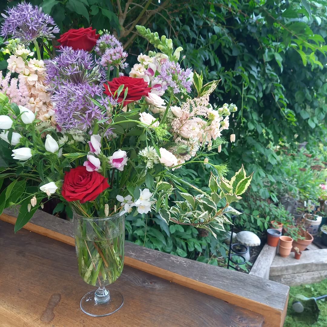 On what has been a manic Monday - taking a moment to appreciate the flowers - they always make me feel calmer and more grounded 🌿
In this case its enjoying some lovely leftovers from the weekend wedding and bouquets. Florist perks I suppose!
#flowersmakemehappy
#vasearrangement
#floralfaffing
#floralarrangements
#summerflowers🌸
#surreyflorist
#carshalton
#carshaltonbeeches