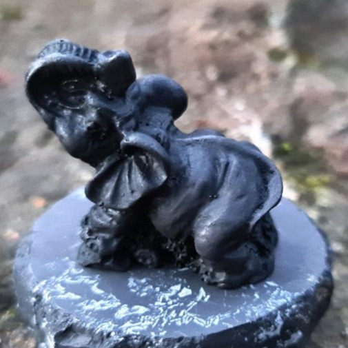 Elefante Bebé de Shungita 🌿🐘
¡Aporta ternura y protección con el Elefante Bebé de Shungita! 🐘✨
Este Elefante Bebé de shungita auténtica es un símbolo de protección, fortaleza y buena suerte. Hecho de shungita natural de Karelia, es perfecto para equilibrar las energías de tu hogar.
✔️ Protección contra radiaciones EMF
✔️ Purificación energética
✔️ Bienestar físico y emocional
🌱 Lleva la energía positiva y la protección del Elefante Bebé de Shungita a tu hogar.
¡Compra ahora y transforma tu espacio con poder y serenidad.
*MEDIDAS*
-Peso 110 grs
-Altura 5 cm
#ShungiLife #ElefanteBebé #Shungita #BuenaSuerte #ProtecciónNatural #EnergíaPositiva