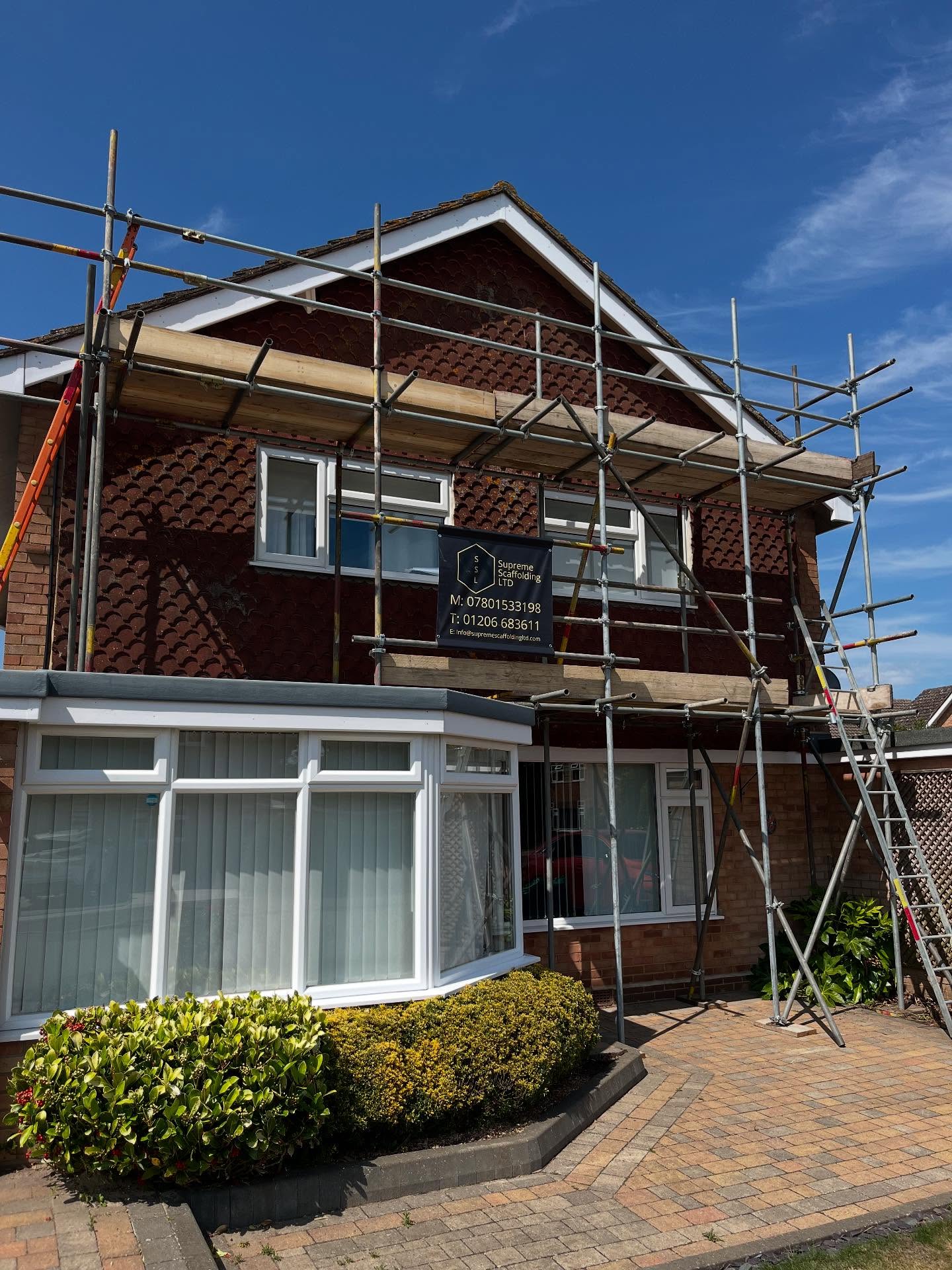 ⭐️Front and back erected today with 2 working lifts to allow this customer to remove the hanging tiles and clad their property⭐️