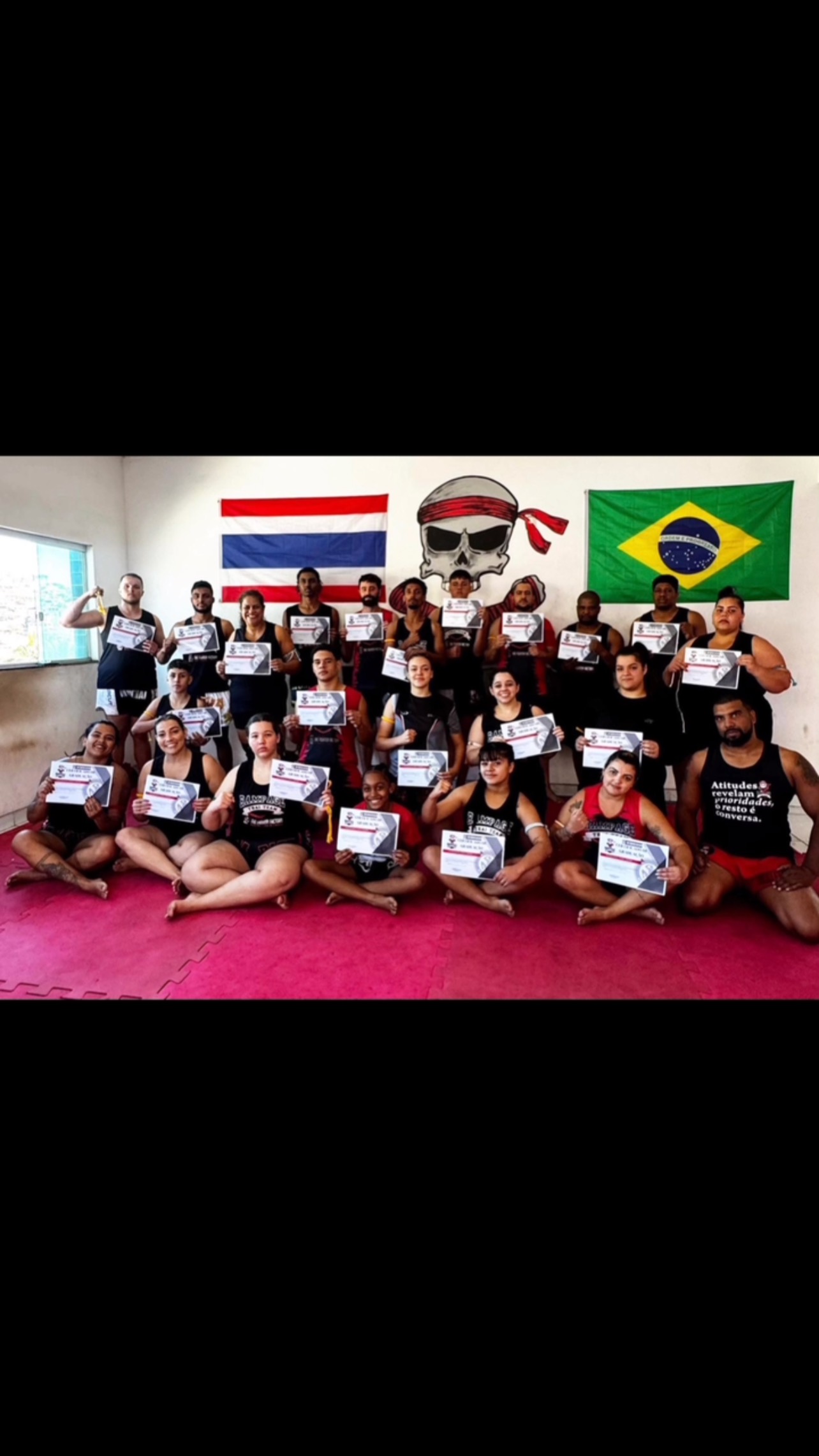 🥋 GRADUAÇÃO 2025 – RAMPAGE THAI TEAM
No dia 25 de maio de 2025, vivemos um dos momentos mais marcantes da nossa história: a graduação dos alunos da Rampage Thai Team.
Sob a liderança do professor Rummenigge Sousa e com a supervisão direta do nosso mestre, o respeitado Mestre Alemão, essa graduação foi muito mais que uma cerimônia – foi a celebração da disciplina, da superação e do espírito de equipe que formam a base do nosso Muay Thai.
Ver nossos atletas subindo de nível, recebendo suas novas cordas e sendo reconhecidos por sua evolução técnica e pessoal é a confirmação de que estamos no caminho certo. Cada suor derramado, cada treino até a falha, cada desafio vencido… tudo vale a pena quando vemos o crescimento de cada um dentro e fora do tatame.
Agradecemos aos familiares, amigos e toda a comunidade que esteve presente e apoiou esse momento tão especial. Seguimos com a missão de formar não apenas lutadores, mas seres humanos fortes, conscientes e preparados para a vida.
Parabéns, guerreiros! Essa conquista é de vocês!
#RampageThaiTeam #thefighterfactoryuk @masteramuaythai @thefighterfactoryuk #MuayThaiBR #Graduação2025 #ArteMarcialÉRespeito #DisciplinaÉLiberdade