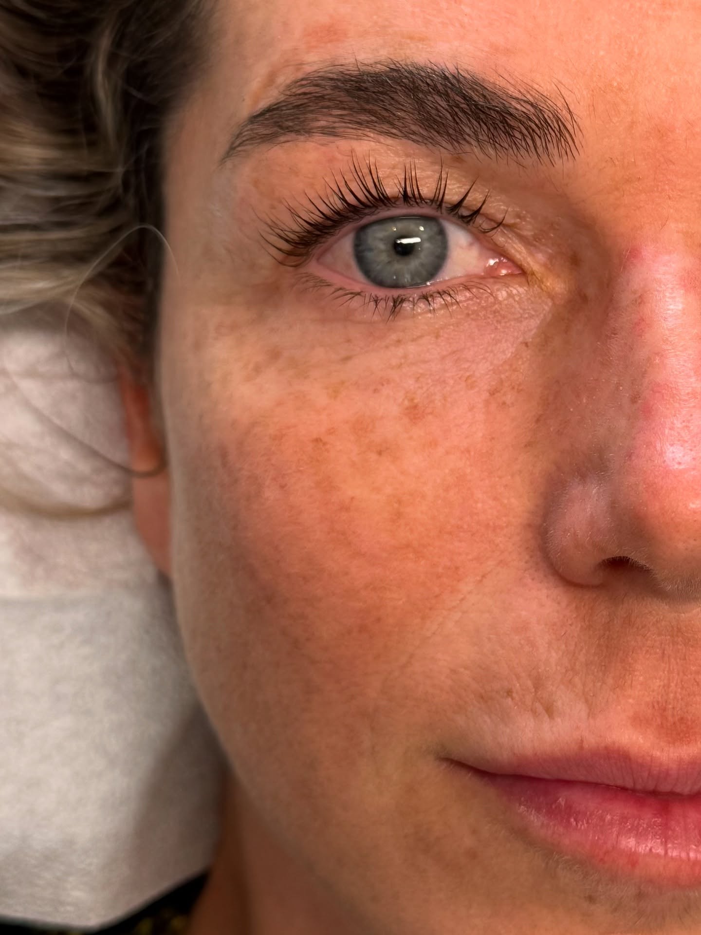 A little PSA: bold brows and natural lash lifts are always in season! Love love LOVE low maintenance self-care for the Summer 🥵